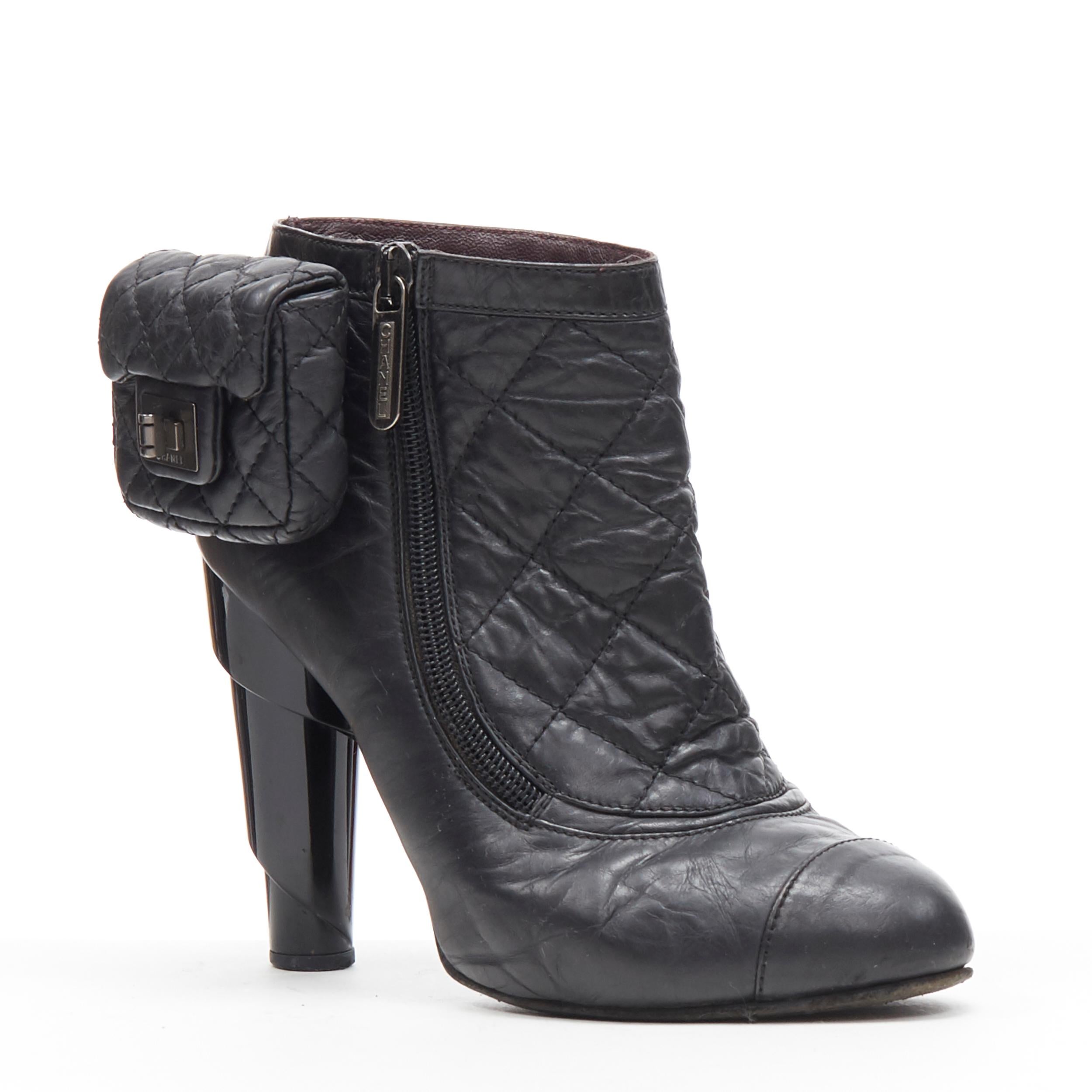 Chanel nero diamante trapuntato in pelle micro reissue borsa bootie EU37.5 
Riferimento: EACN/A00104 
Marchio: Chanel 
Designer: Karl Lagerfeld 
Materiale: Pelle 
Colore: nero 
Modello: Tinta unita 
Chiusura: zip 
Dettaglio extra: Astuccio con micro