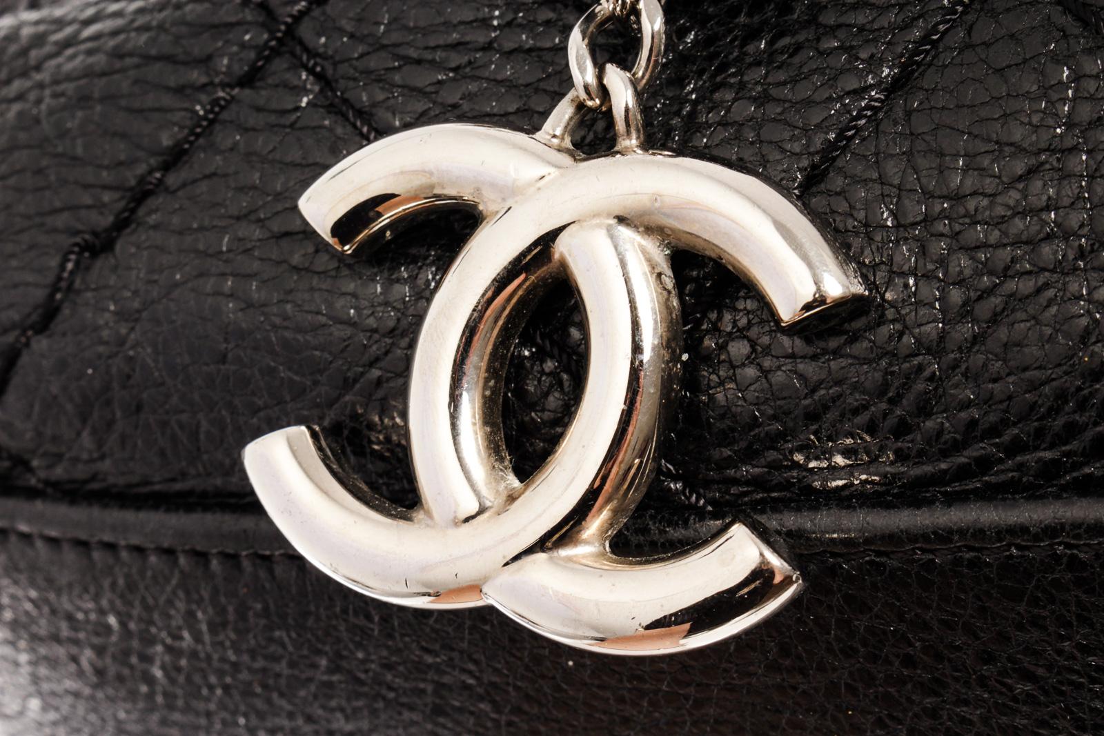 Women's Chanel Black Diamond Stitch Leather Bucket Bag