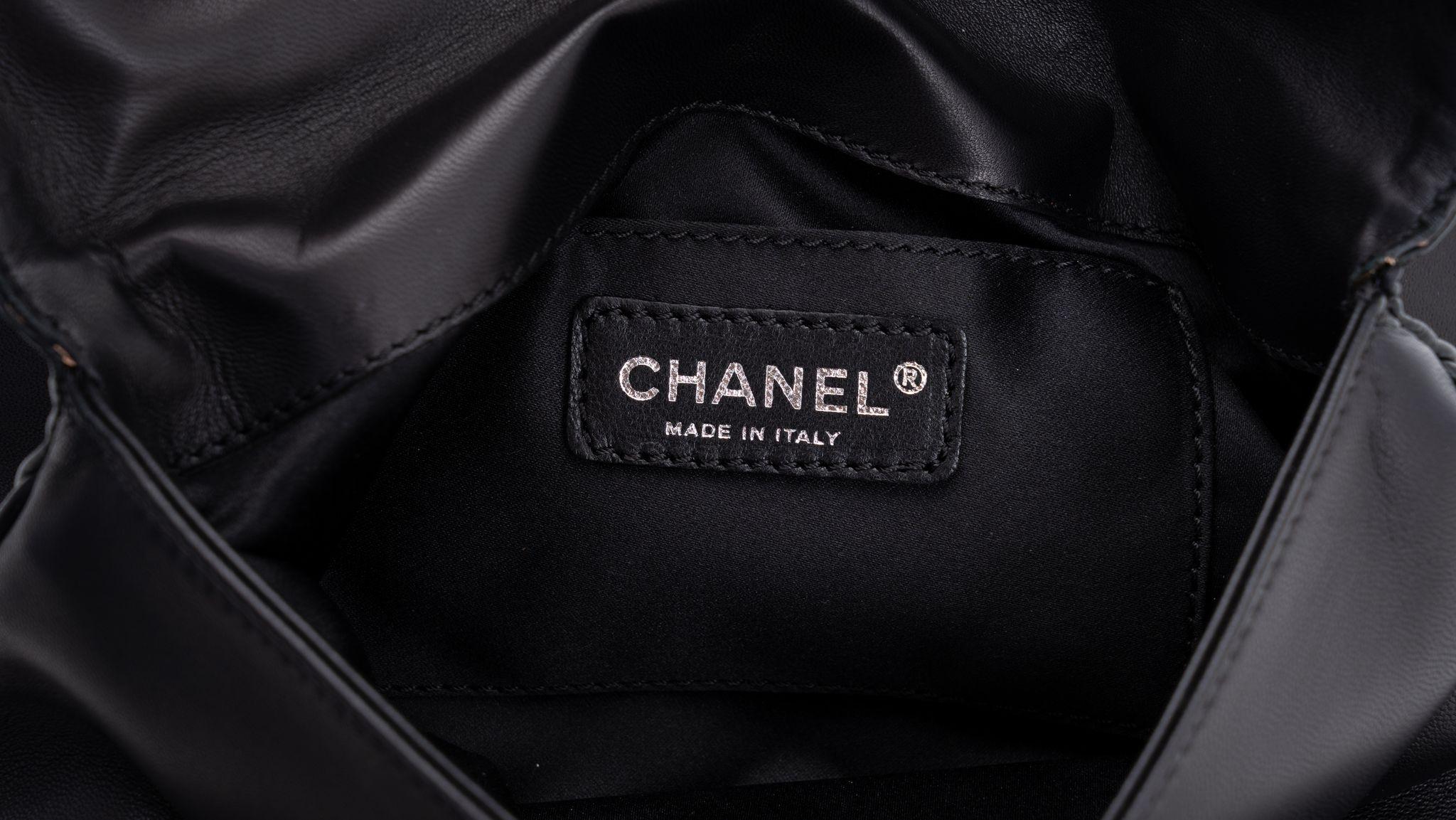 Chanel Schwarze doppelseitige Umhängetasche für Damen oder Herren im Angebot