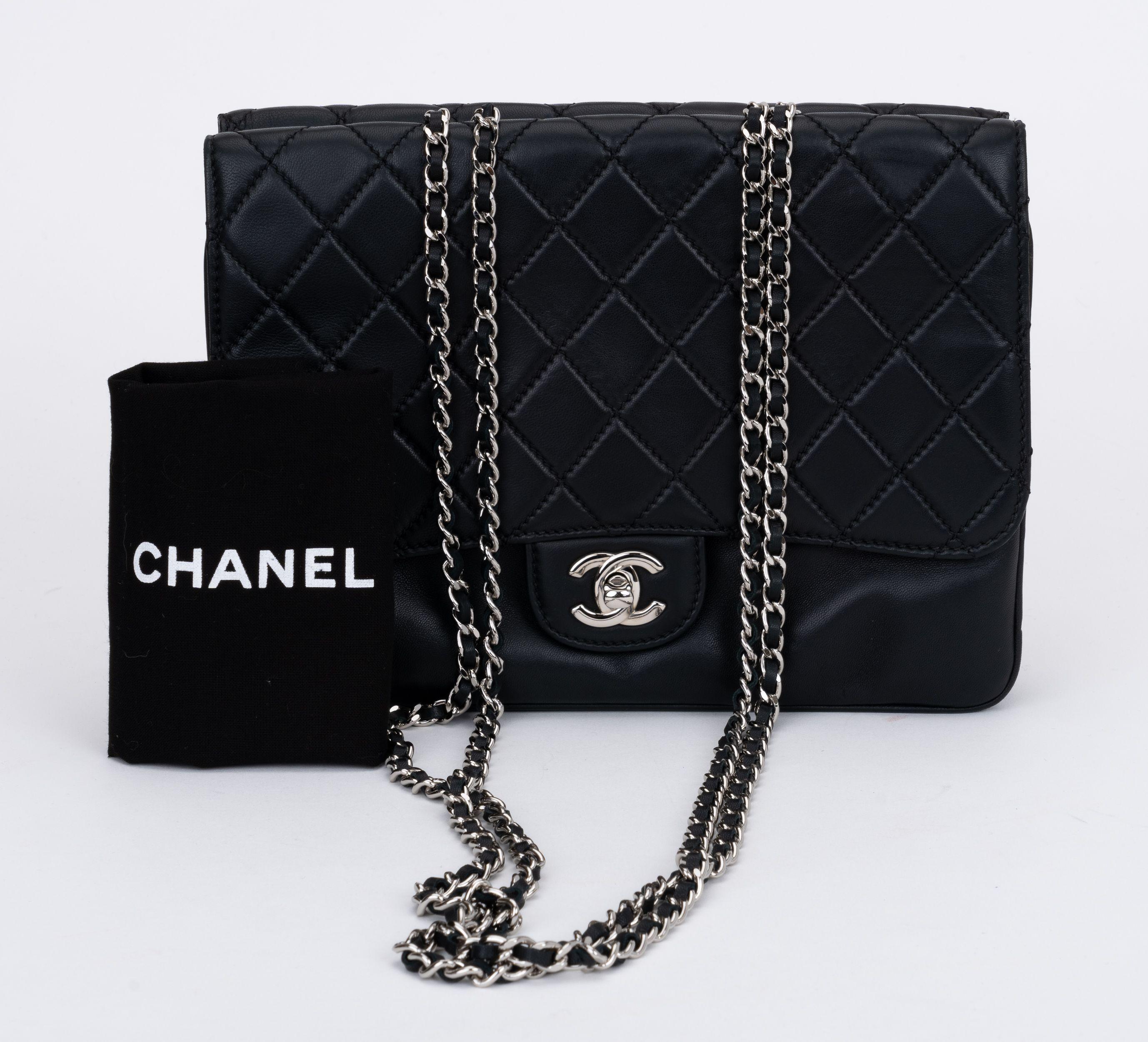 Chanel Schwarze doppelseitige Umhängetasche im Angebot 1