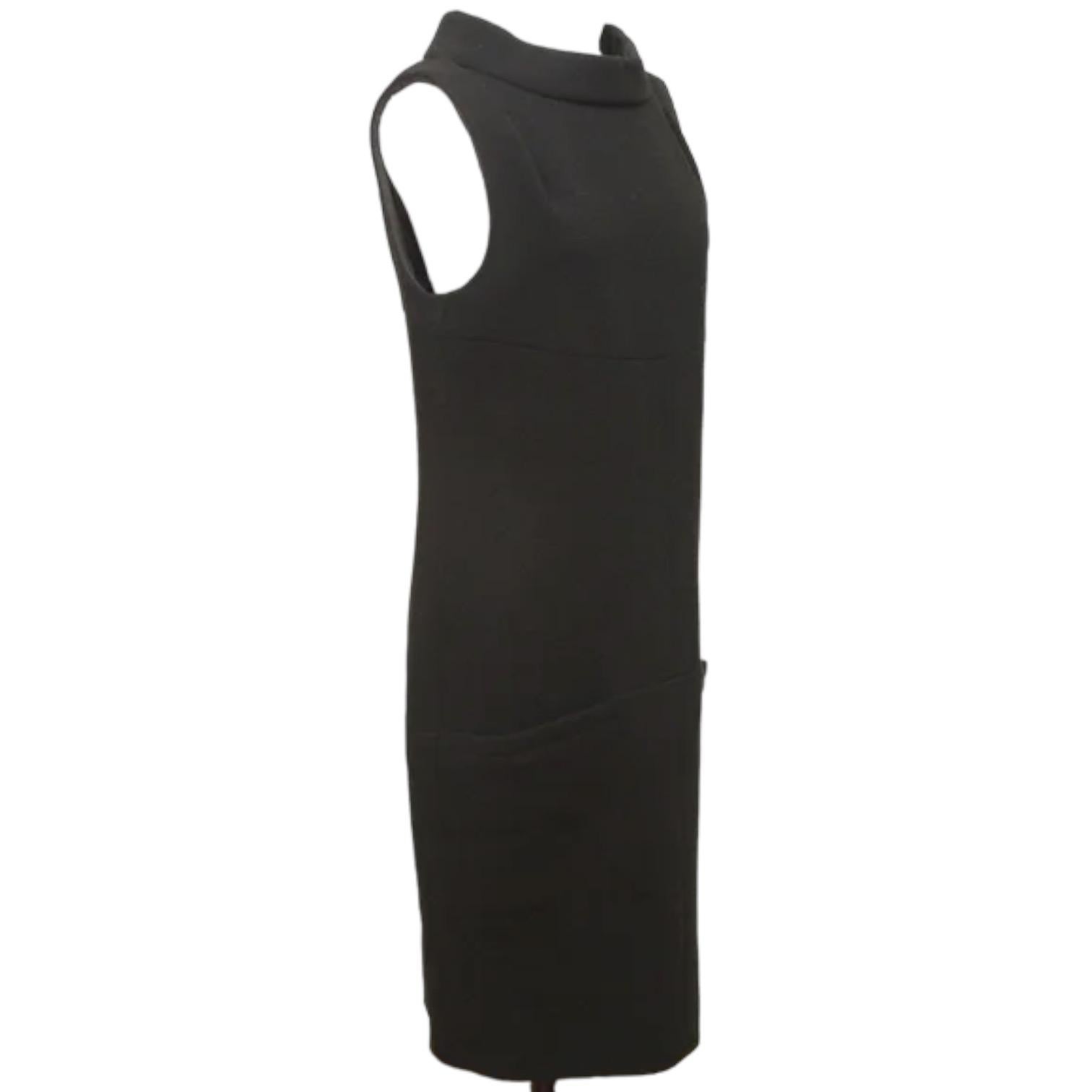 GUARANTEED AUTHENTIC CHANEL FALL 2012 BLACK COWL NECK SLEEVELESS DRESS


Design:
 - Black sleeveless shift dress.
 - Cowl neck.
 - Front slip pockets at waist-hip area.
 - Rear cutout.
 - Concealed zipper closure at center back.
 - Fully lined.
 -