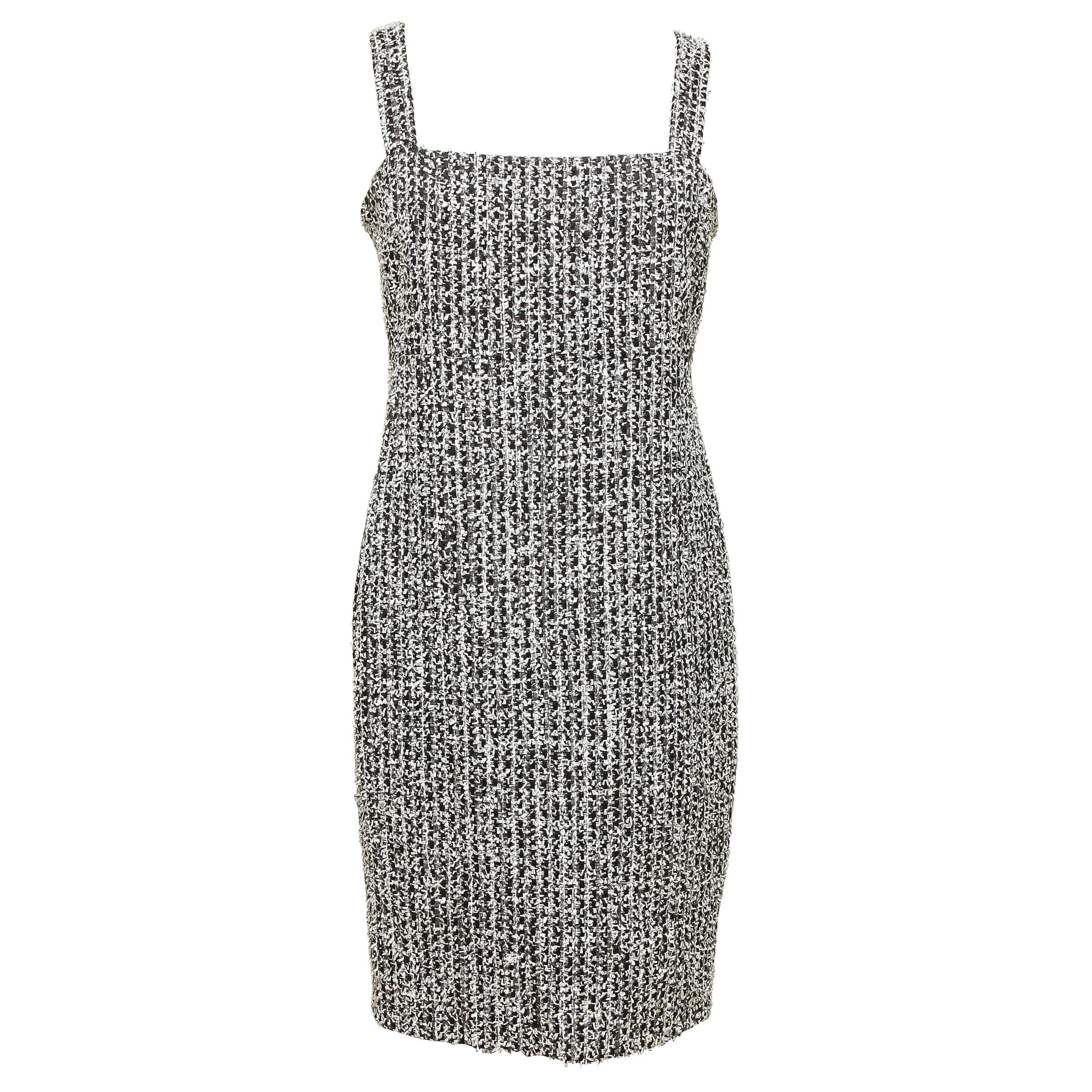 GUARANTEED AUTHENTIC CHANEL SPRING 2014 FANTASY TWEED SLEEVELESS DRESS

 

Design:
- Black white fantasy tweed shift style dress.
- Sleeveless.
- Square neckline.
- Rear covered full zipper closure.
- Rear vent at hemline.
- Lined.

Material:
- 77%