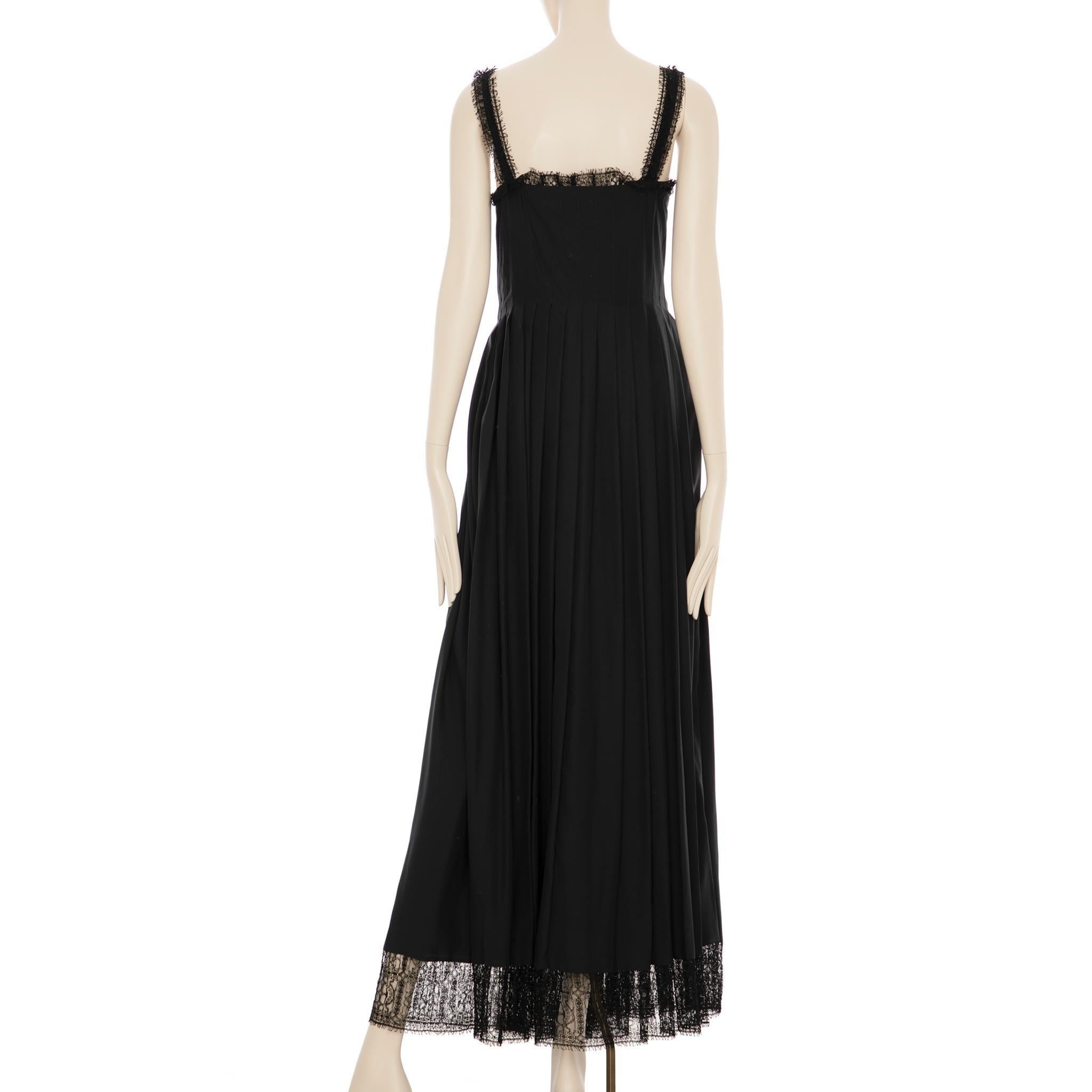 Nero Abito nero Chanel con pizzo e fibbia in finta perla 42 FR in vendita