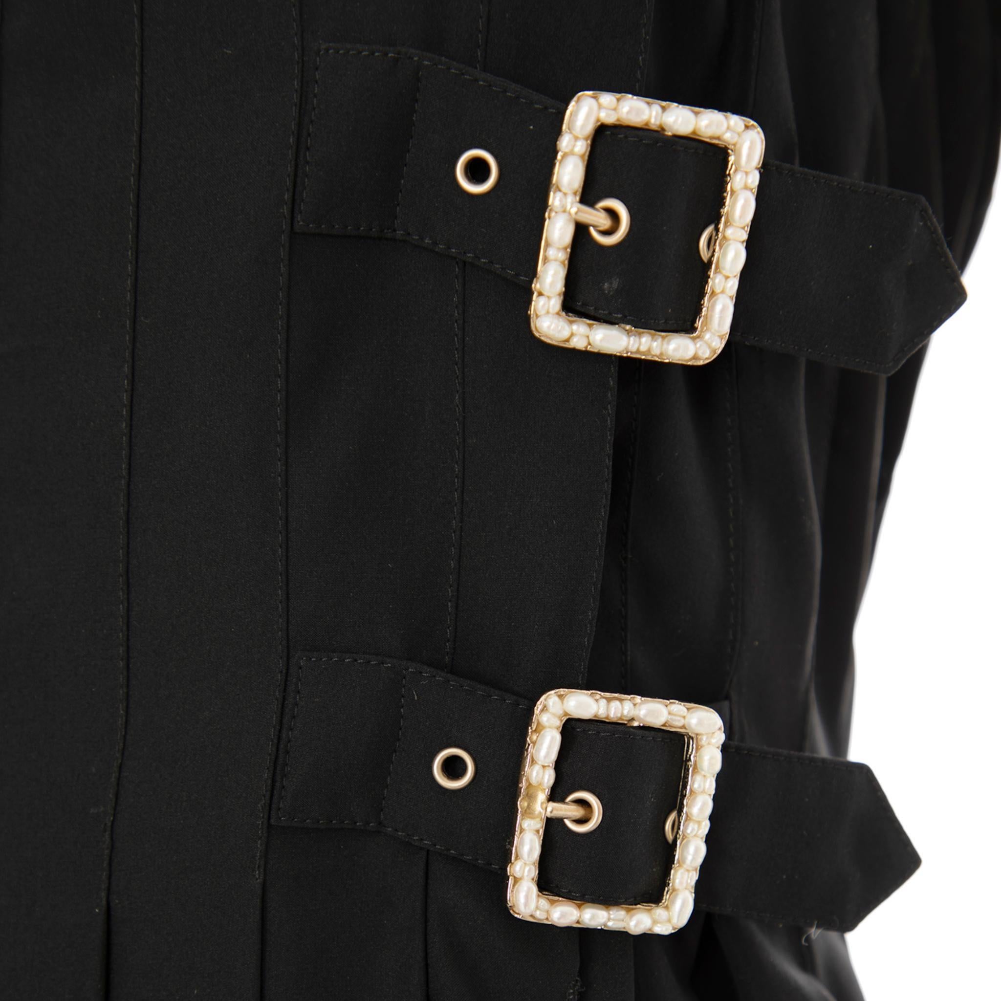 Abito nero Chanel con pizzo e fibbia in finta perla 42 FR in vendita 1