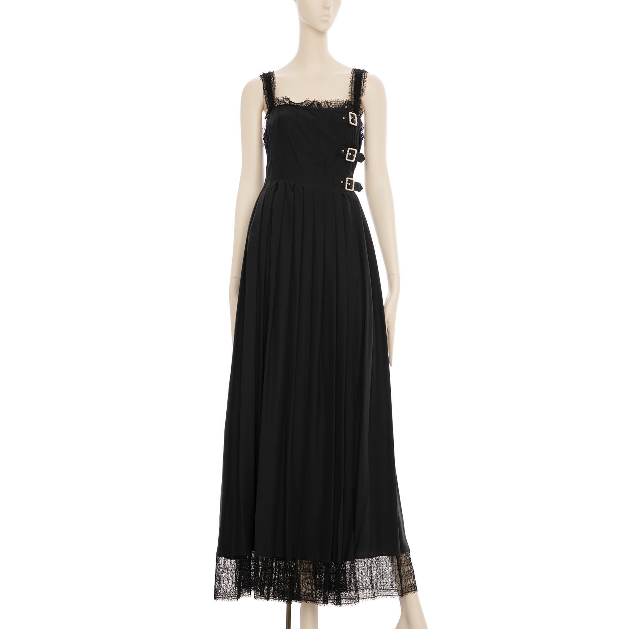 Abito nero Chanel con pizzo e fibbia in finta perla 42 FR in vendita 2