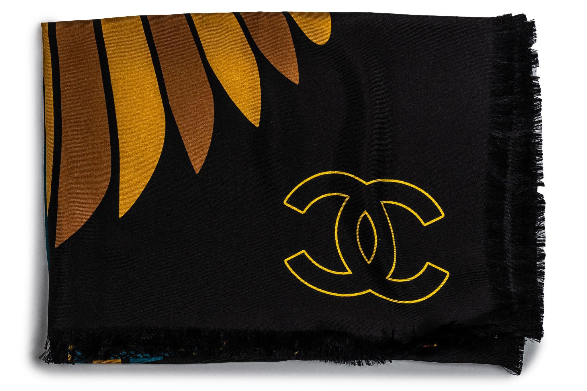 Scialle di seta egiziana nero Chanel &New In condizioni Nuovo in vendita a West Hollywood, CA