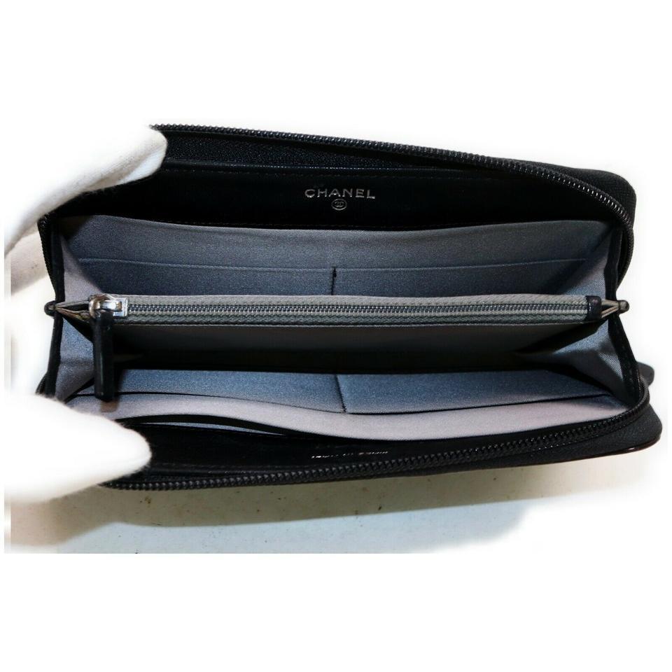 Chanel Brieftasche mit Reißverschluss und geprägtem Lack-Charm-Anhänger in Schwarz, um 862355 im Zustand „Gut“ in Dix hills, NY