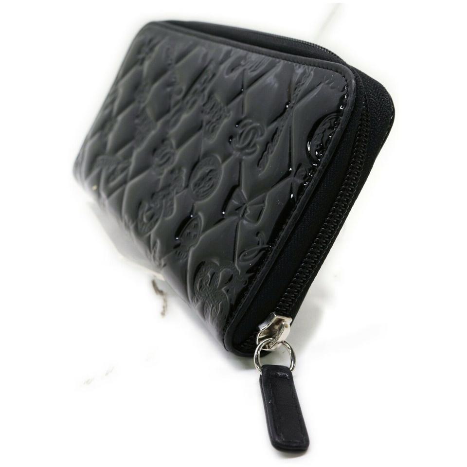 Chanel Black Embossed Patent Charm Zippy Wallet Long Zip Around 862355 In Good Condition In Dix hills, NY