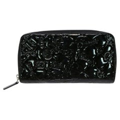 Chanel Brieftasche mit Reißverschluss und geprägtem Lack-Charm-Anhänger in Schwarz, um 862355
