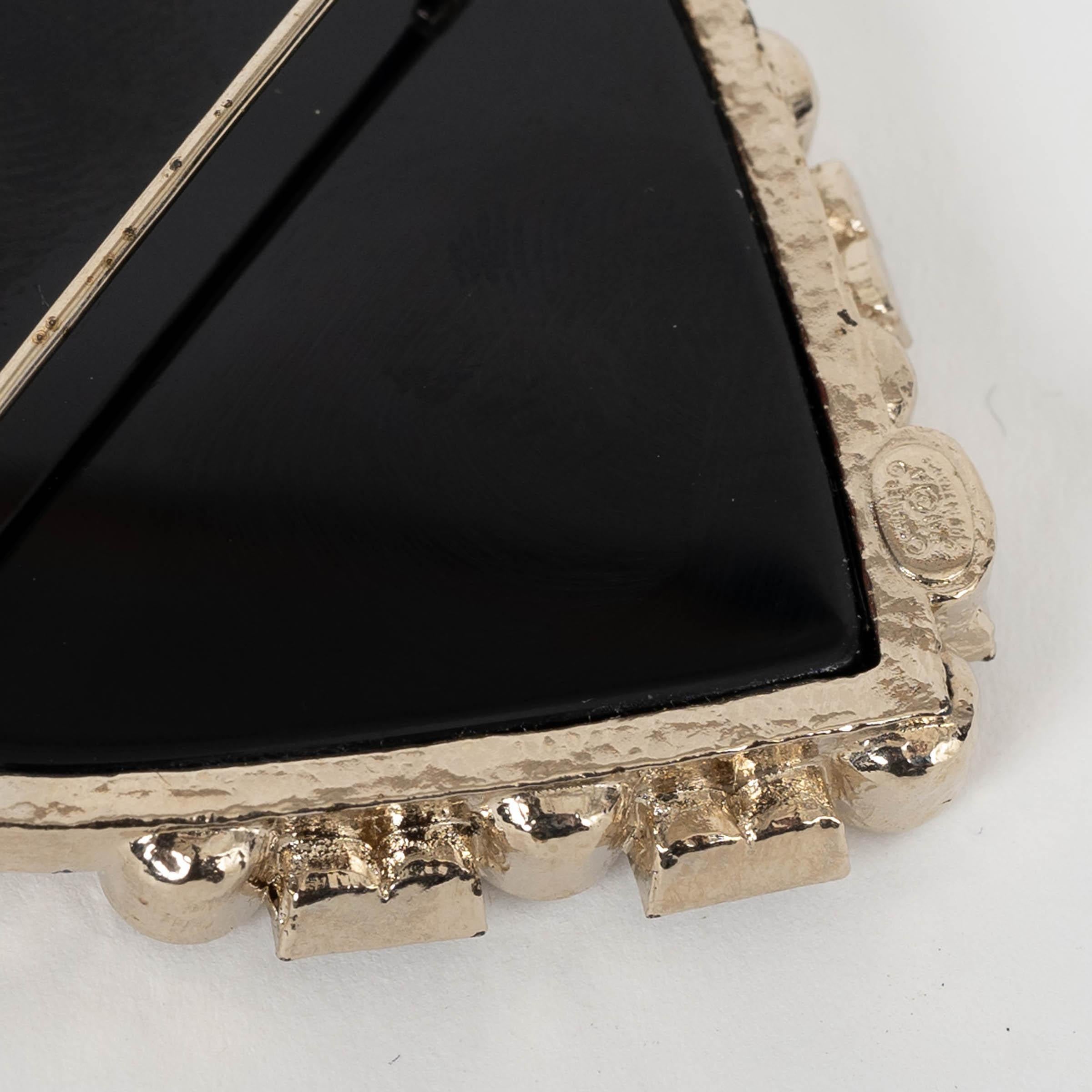 Women's CHANEL black enamel 21A CHATEAU DES DAME CRYSTAL HEART Brooch For Sale