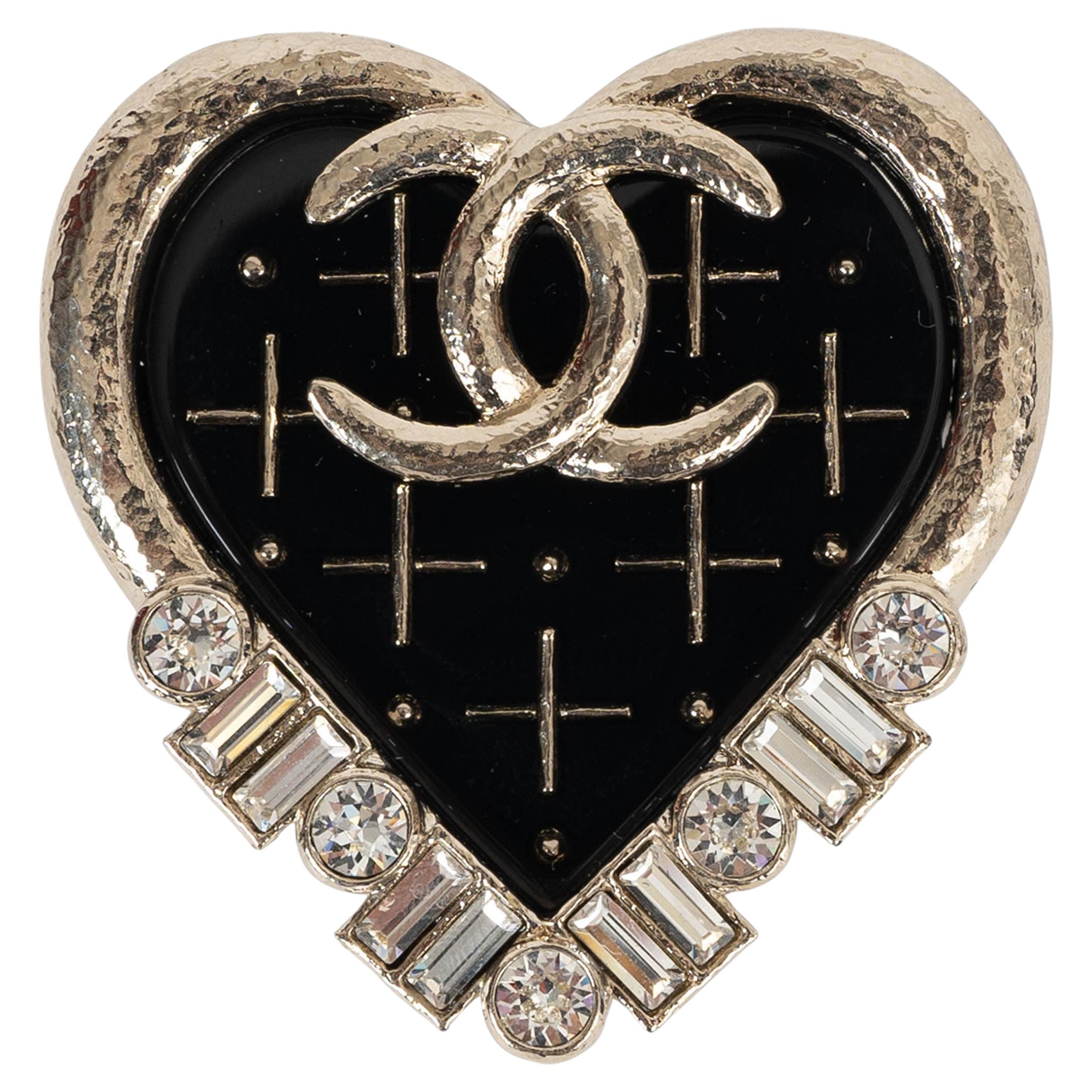 CHANEL black enamel 21A CHATEAU DES DAME CRYSTAL HEART Brooch For Sale