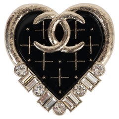 CHANEL black enamel 21A CHATEAU DES DAME CRYSTAL HEART Brooch