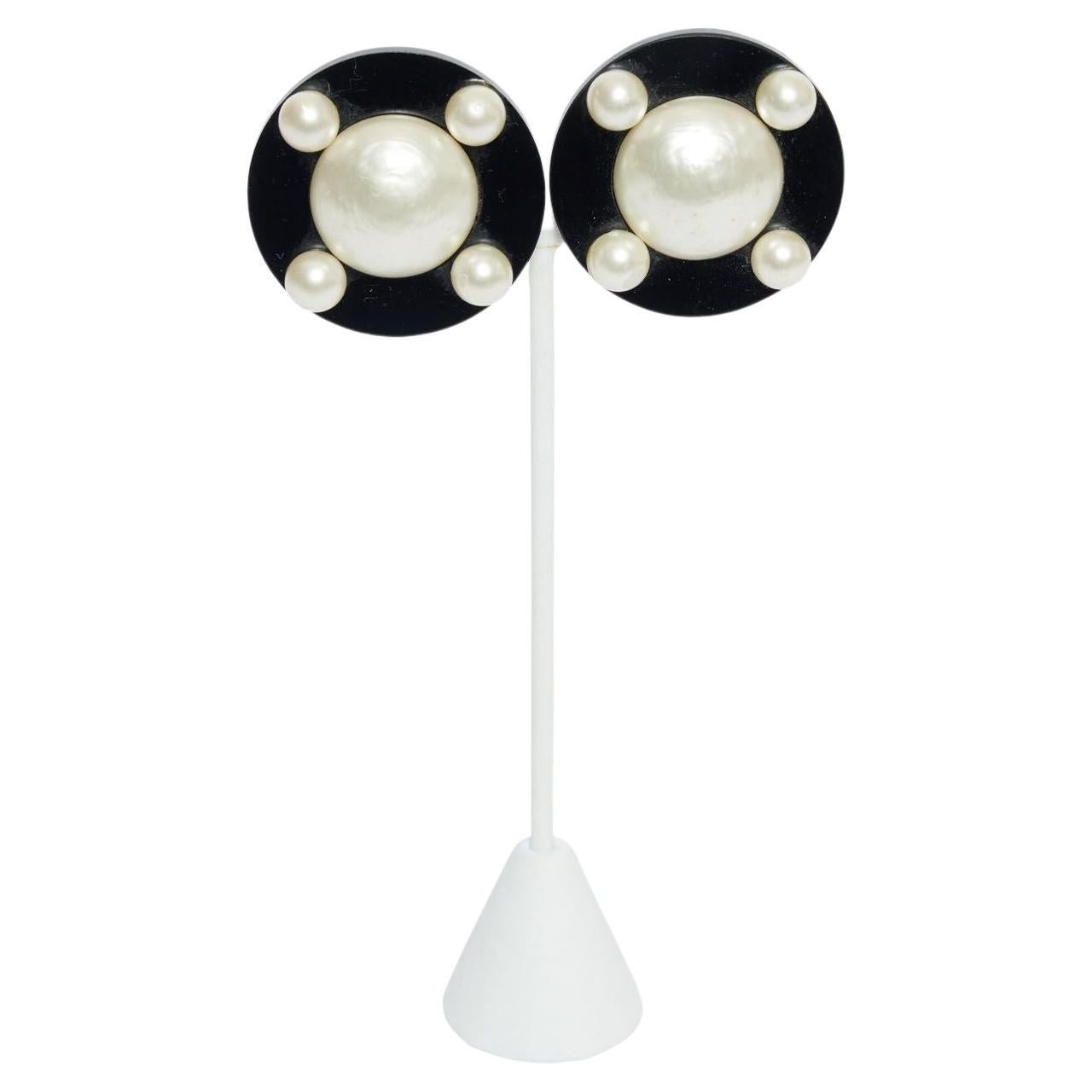 Pendientes Chanel de esmalte negro y perlas