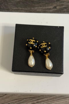 Orecchini a clip vintage Chanel con smalto nero, oro e perla