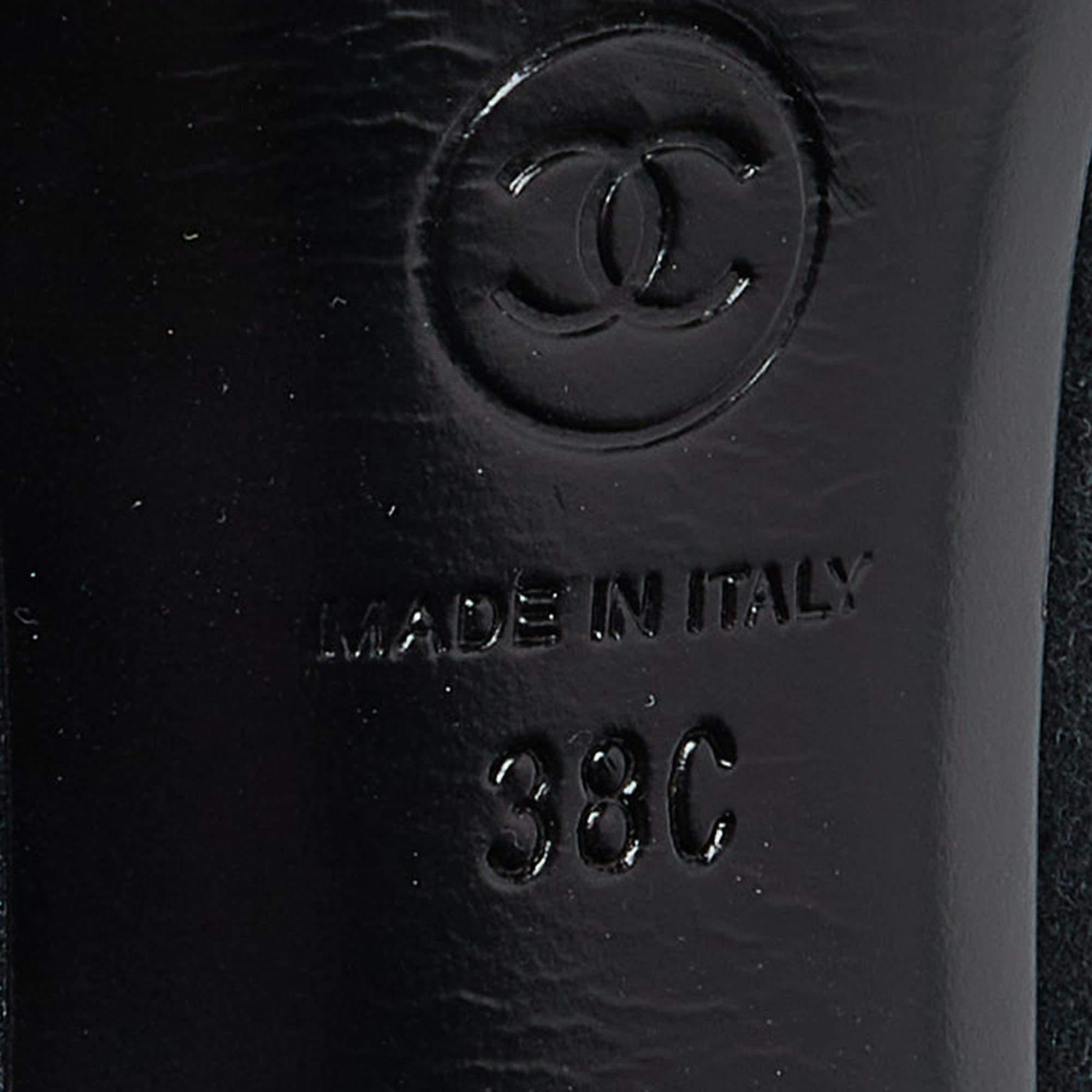 Chanel Schwarze CC Pumps aus Stoff und Lackleder mit Lacklederkappe und Zehenkappe Größe 38 Damen