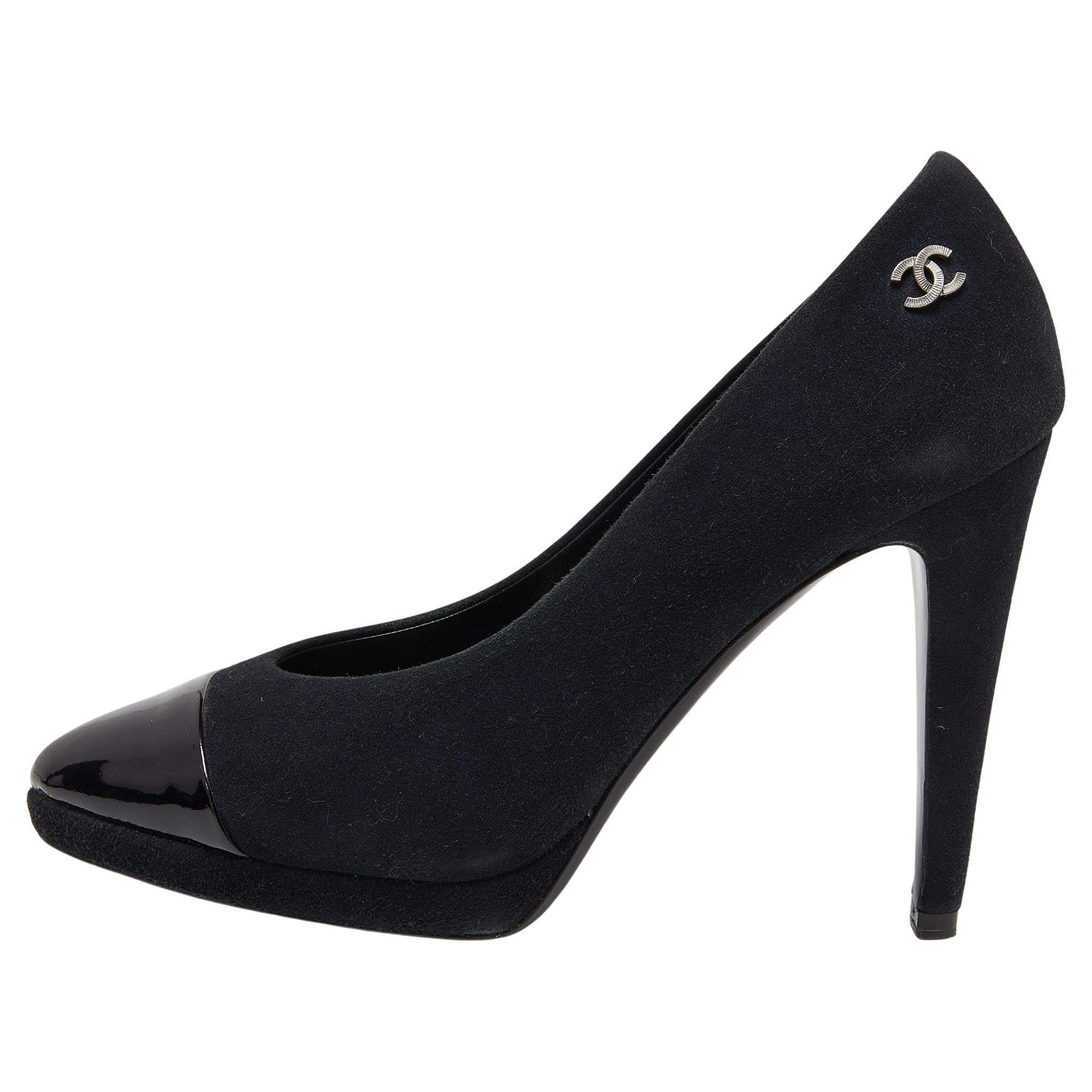 Chanel Black Fabric and Patent Leather Cap Toe CC Pumps Size 38 For Sale