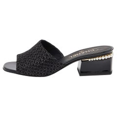 Chanel Black Fabric and Patent Leather Pearl Embellished Slide Sandals Size 38 (Sandales en tissu et en cuir verni ornées de perles)