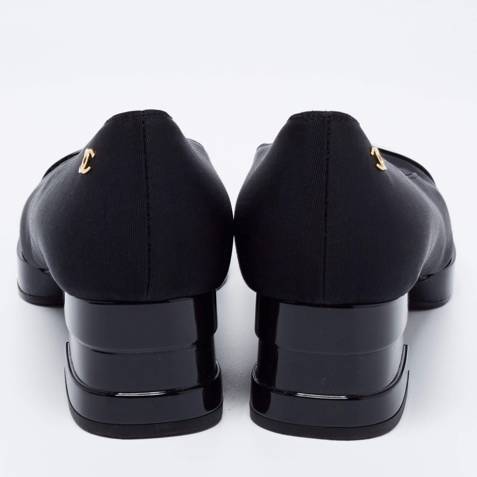 Chanel Black Fabric and Patent Leather Square Cap Toe  Block Heel Pumps Size35.5 In Good Condition In Dubai, Al Qouz 2