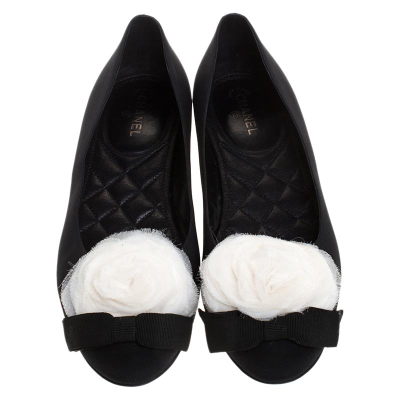 Treat your feet to the best of things by choosing these stunning ballet flats from the house of Chanel! They feature a black fabric body flaunting a grosgrain bow and a tulle Camellia flower on the vamps. Be it with dresses or easy-flowy pants,