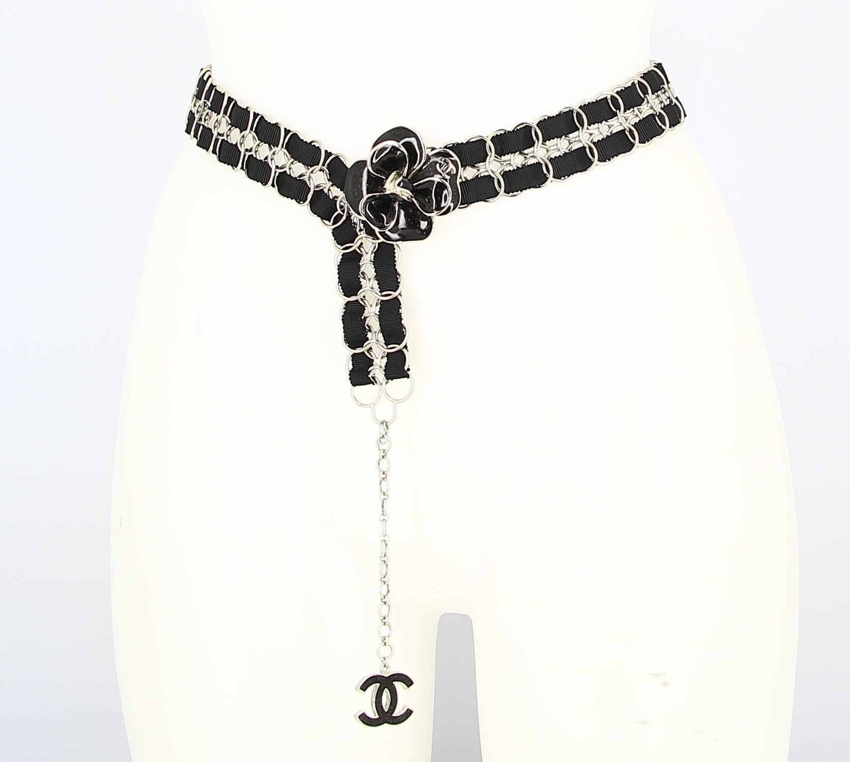 Chanel Black Fabric Belt with Silver Ring
- Good condition, shows slight traces of wear and tear over time
- Black Chanel belt, flowers with double C logo in grey silver, grey silver rings, double C at the end of the belt

Height 88 cm / 34