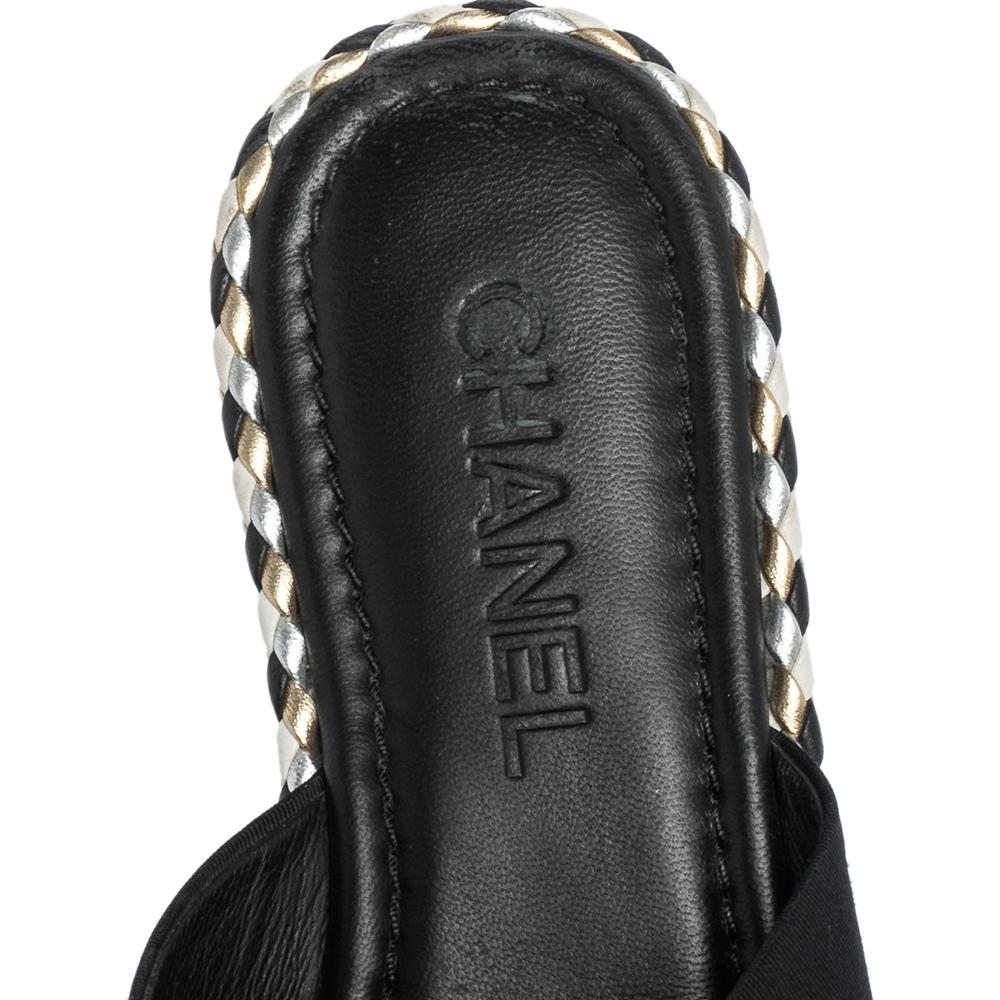Chanel Black Fabric Braided Trim Criss Cross CC Flat Slides Size 38 In Good Condition In Dubai, Al Qouz 2