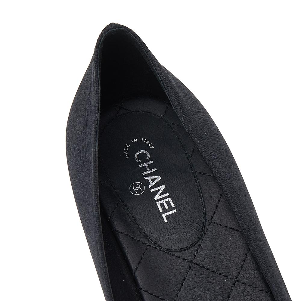 Chanel Black Fabric Camellia CC Block Heel Pumps Size 37.5 In Good Condition In Dubai, Al Qouz 2