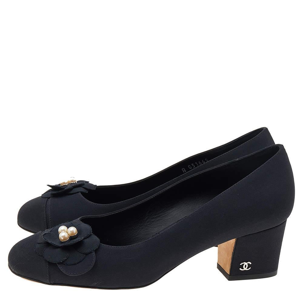 Chanel Black Fabric Camellia CC Block Heel Pumps Size 37.5 In Good Condition In Dubai, Al Qouz 2