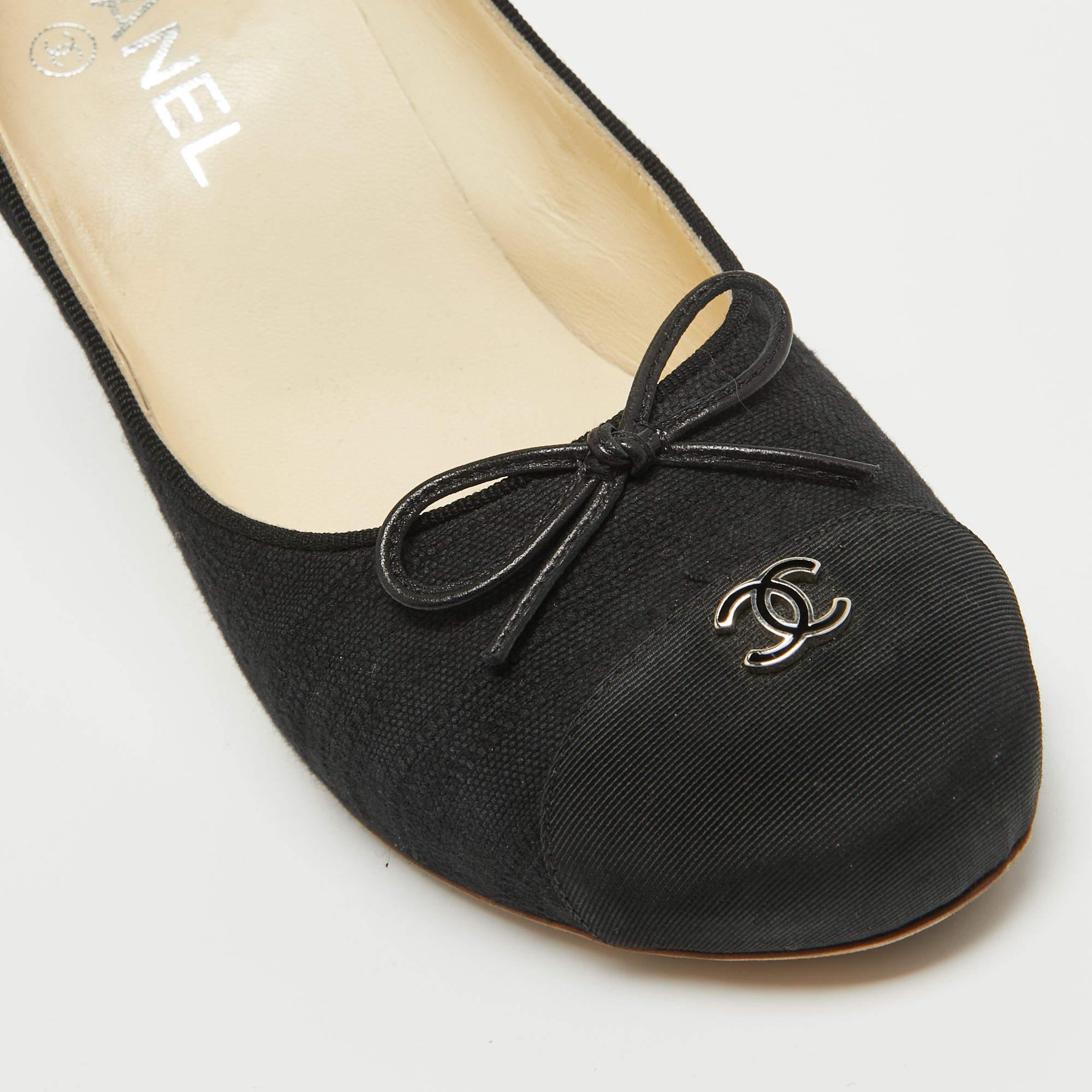 Chanel Black Fabric CC Bow Pumps Size 39 In Good Condition For Sale In Dubai, Al Qouz 2