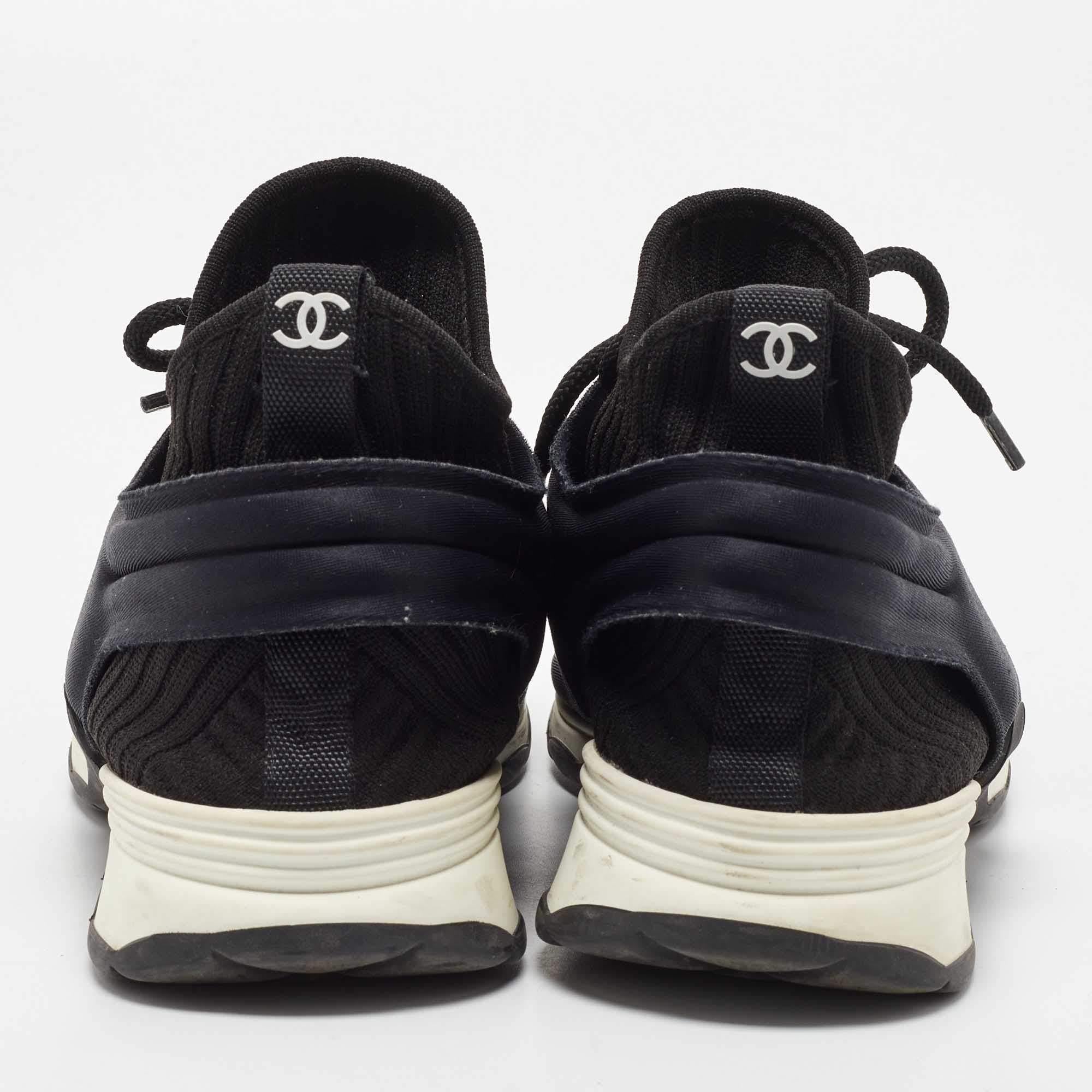 Chanel Schwarze CC High Top-Turnschuhe aus schwarzem Stoff Größe 37 im Angebot 1