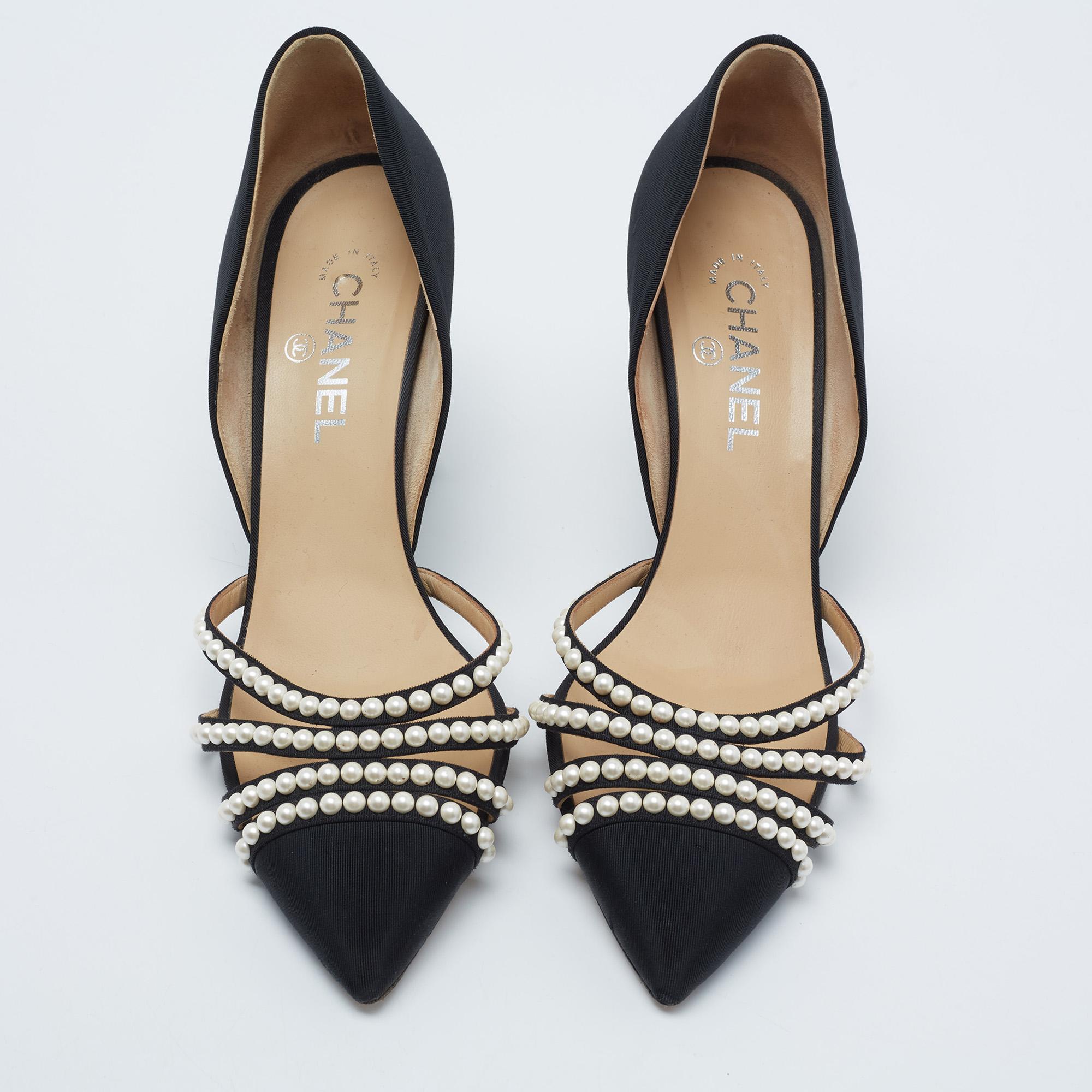 These Chanel pumps exude a refined style and sophisticated vibe with their design. Crafted from fabric and leather, they are highlighted by faux pearls. These beauties are finished off with 9.5 cm heels and comfortable insoles.

Includes: Original