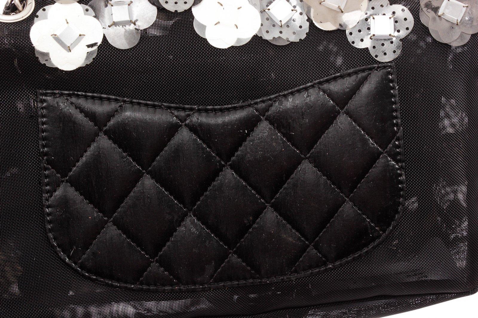 Chanel Black Fabric Floral Mesh Flap Shoulder Bag mit silberfarbener Hardware:: Zierleiste:: Außenklappentaschen:: Innentaschen mit Reißverschluss:: Schulterriemen aus Leder und Schnappverschluss. 

26490MSC