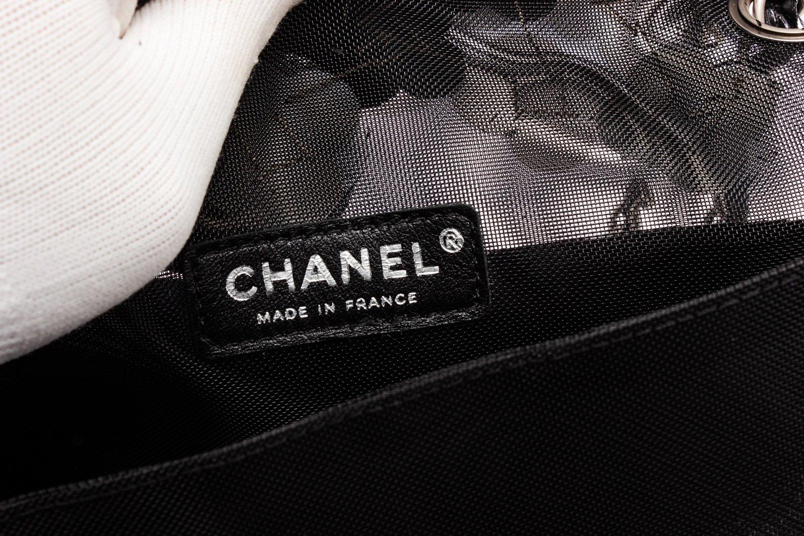 Chanel Black Fabric Floral Mesh Flap Umhängetasche im Zustand „Gut“ in Irvine, CA