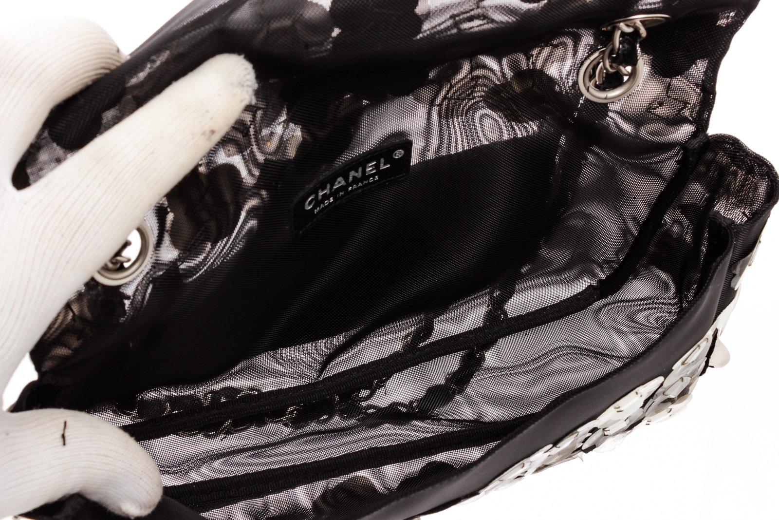 Chanel Black Fabric Floral Mesh Flap Umhängetasche für Damen oder Herren