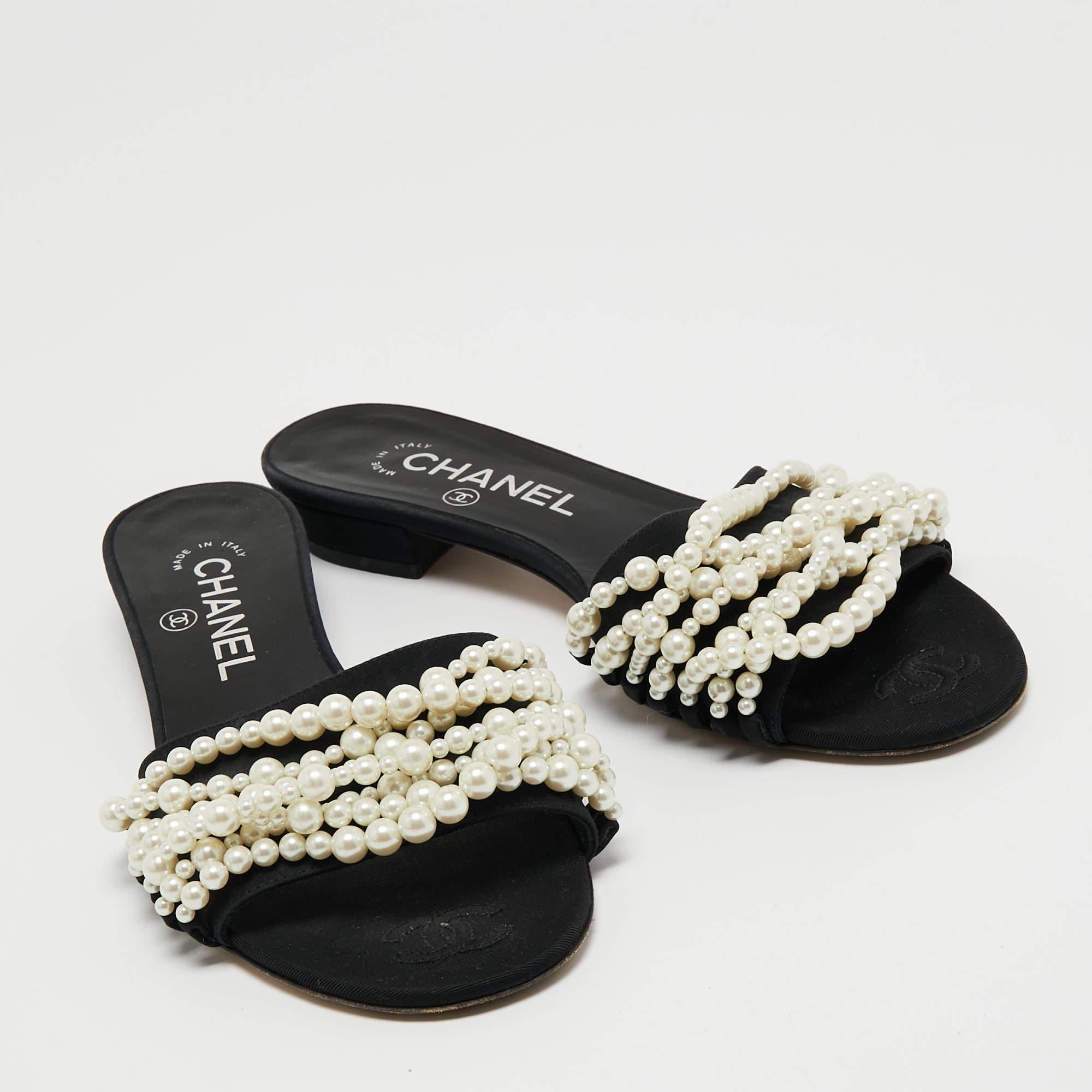 Chanel Black Fabric Pearl Embellished Flat Slides Size 36.5 In Good Condition In Dubai, Al Qouz 2