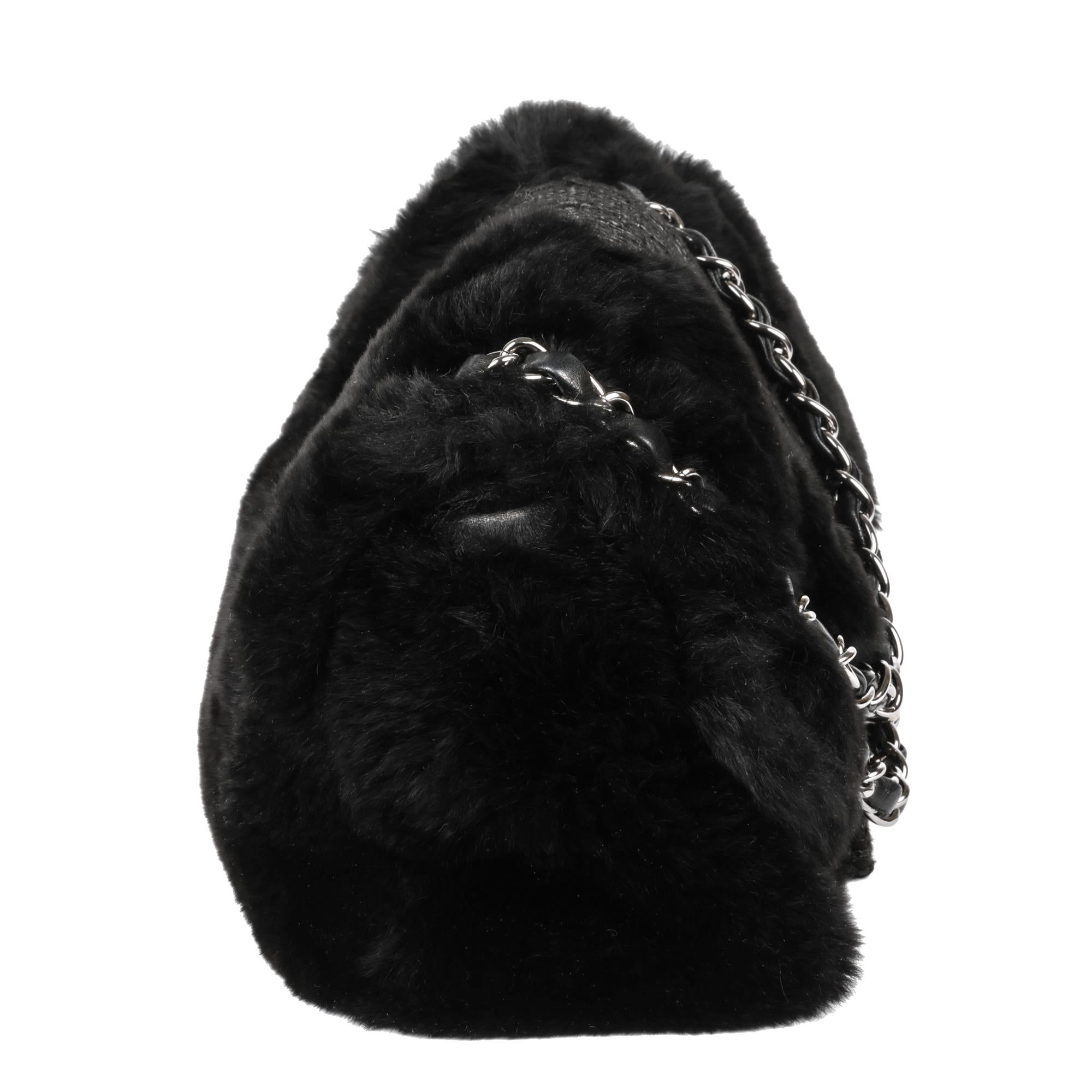 Noir CHANEL Sac à rabat classique moyen en tweed gris et fourrure noire fantaisie en vente