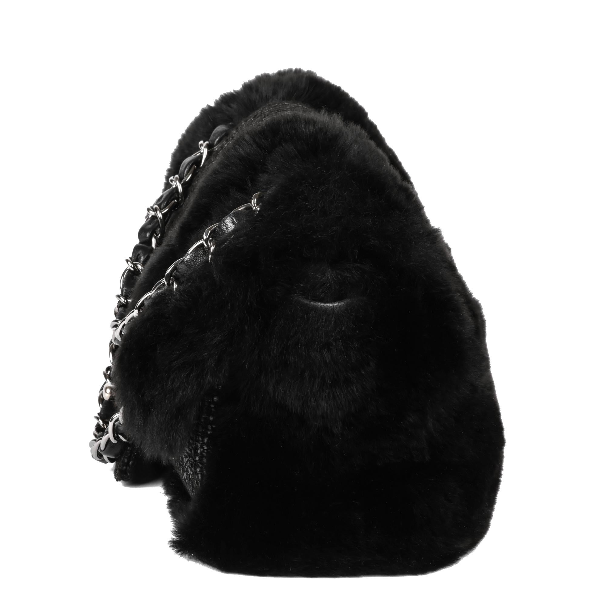 CHANEL Sac à rabat classique moyen en tweed gris et fourrure noire fantaisie Excellent état - En vente à Bishop's Stortford, Hertfordshire