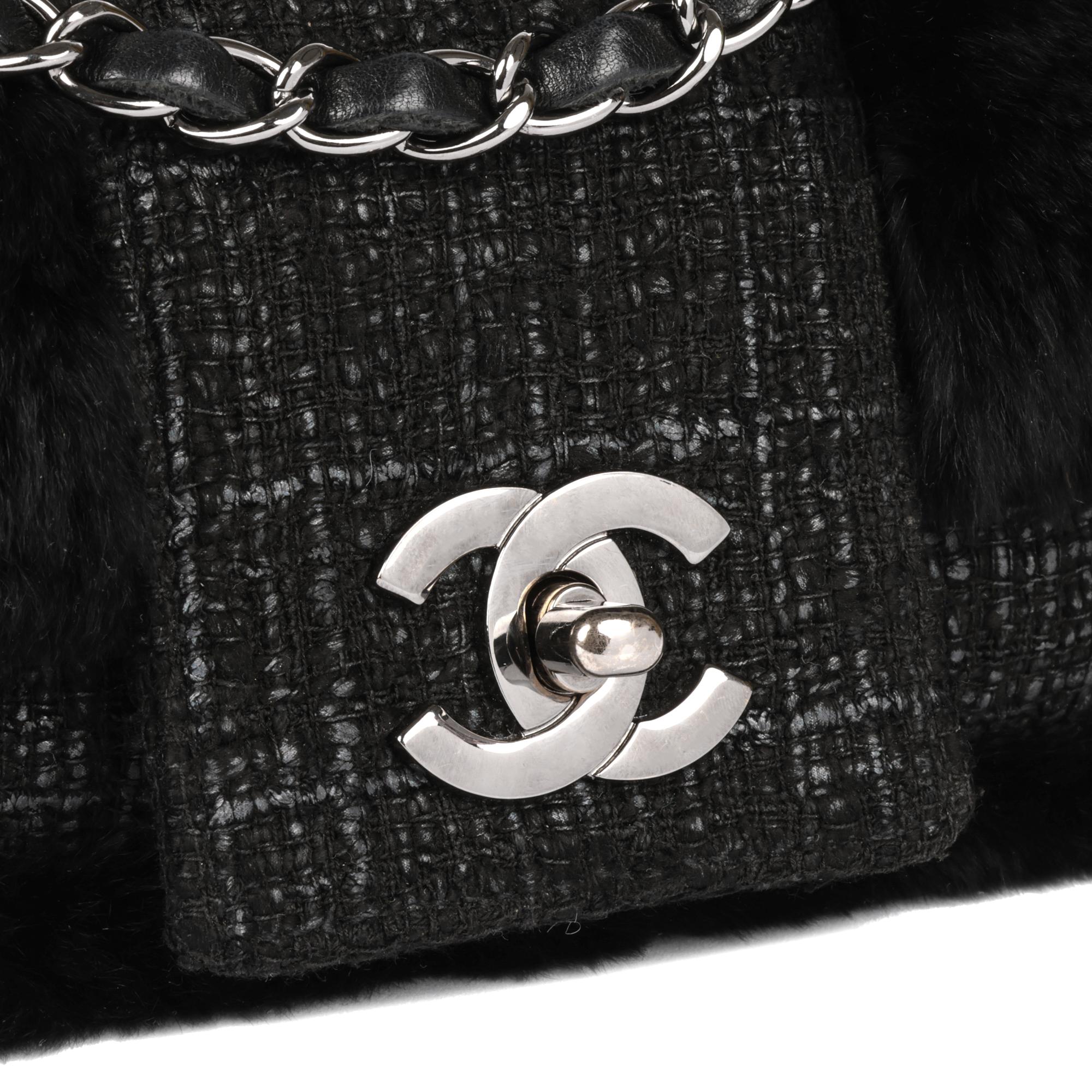 Chanel, la borsa media classica a patta singola in pelliccia fantasia nera e tweed grigio in vendita 2