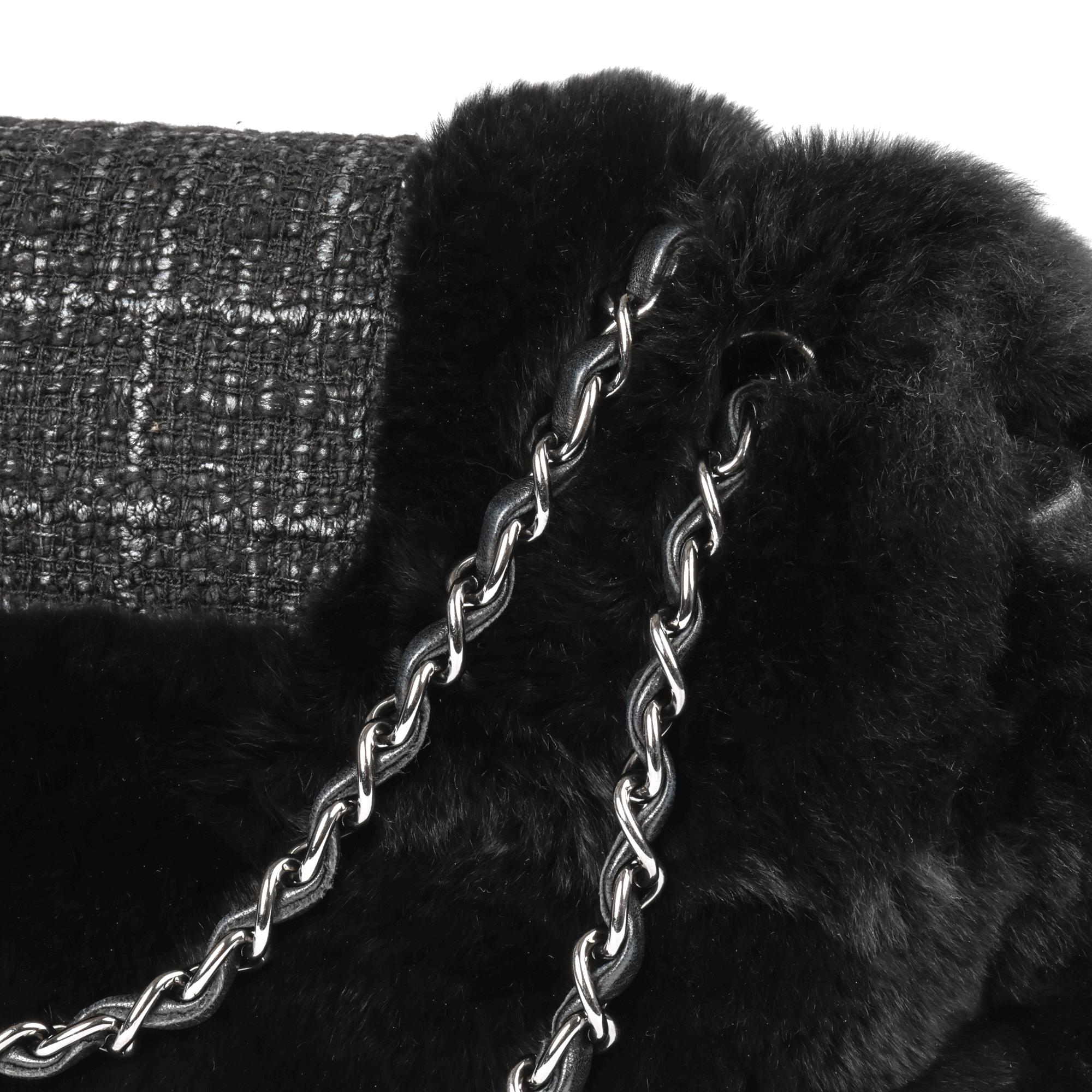 CHANEL Sac à rabat classique moyen en tweed gris et fourrure noire fantaisie en vente 3