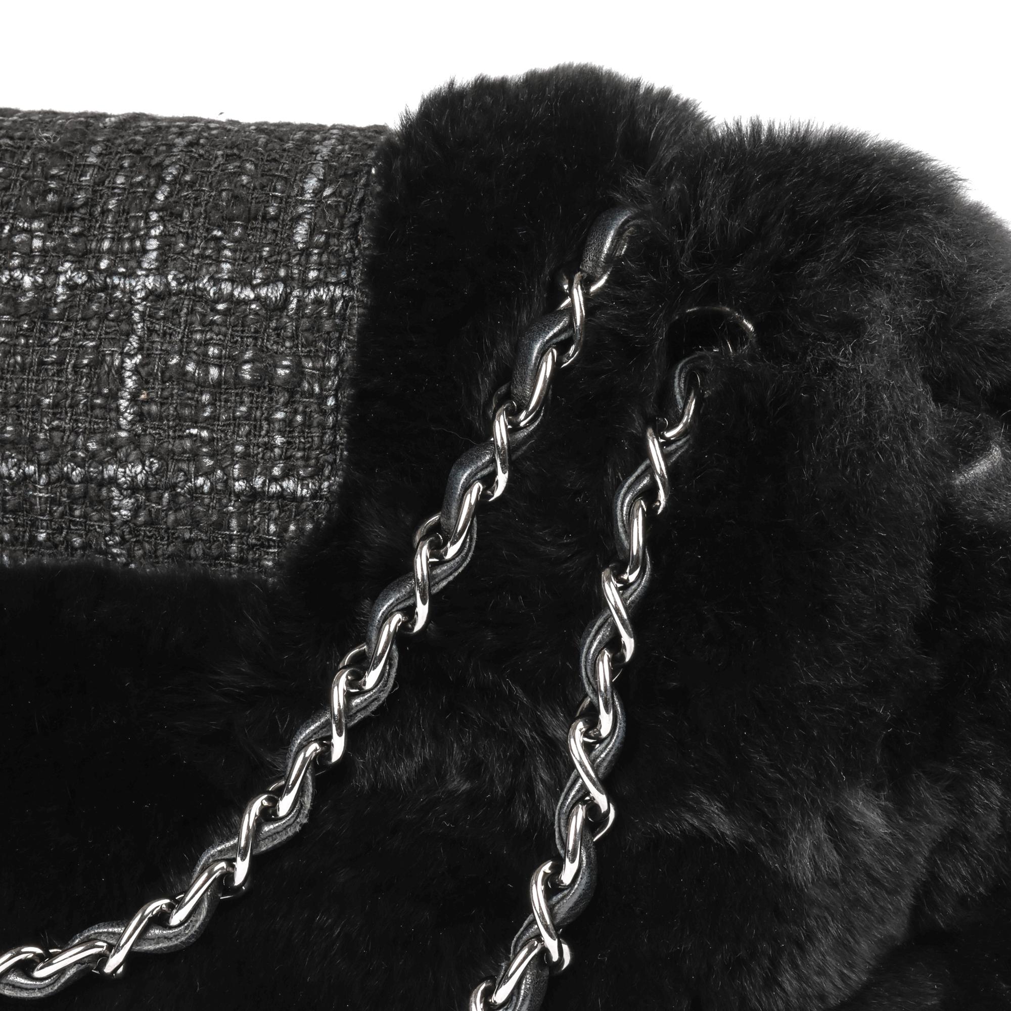 Chanel, la borsa media classica a patta singola in pelliccia fantasia nera e tweed grigio in vendita 3