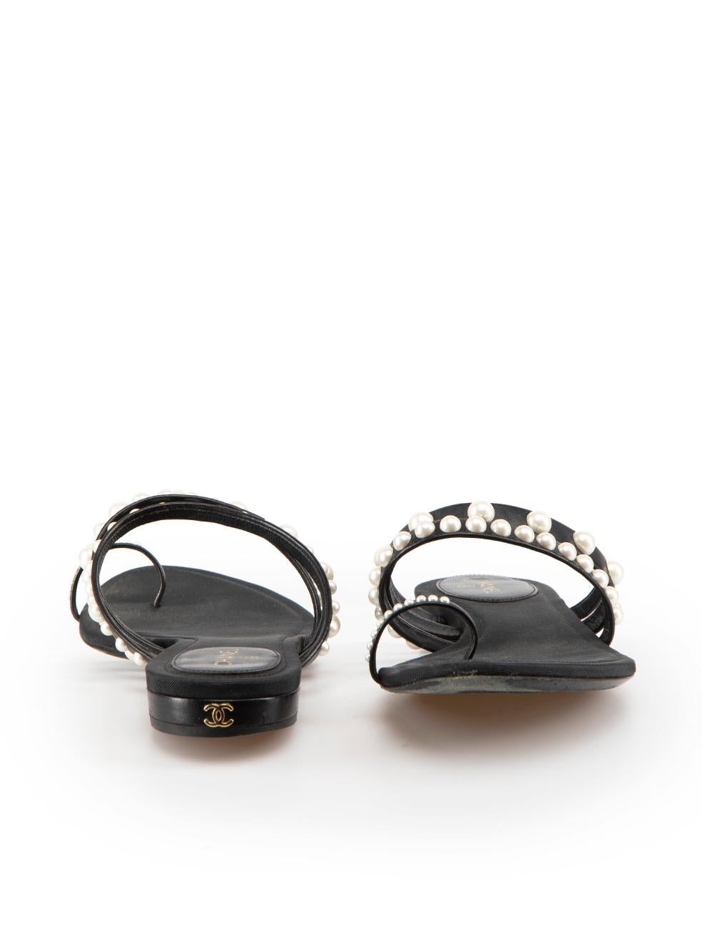 Chanel - Sandales à lanières noires et fausses perles, taille IT 40,5 Bon état - En vente à London, GB