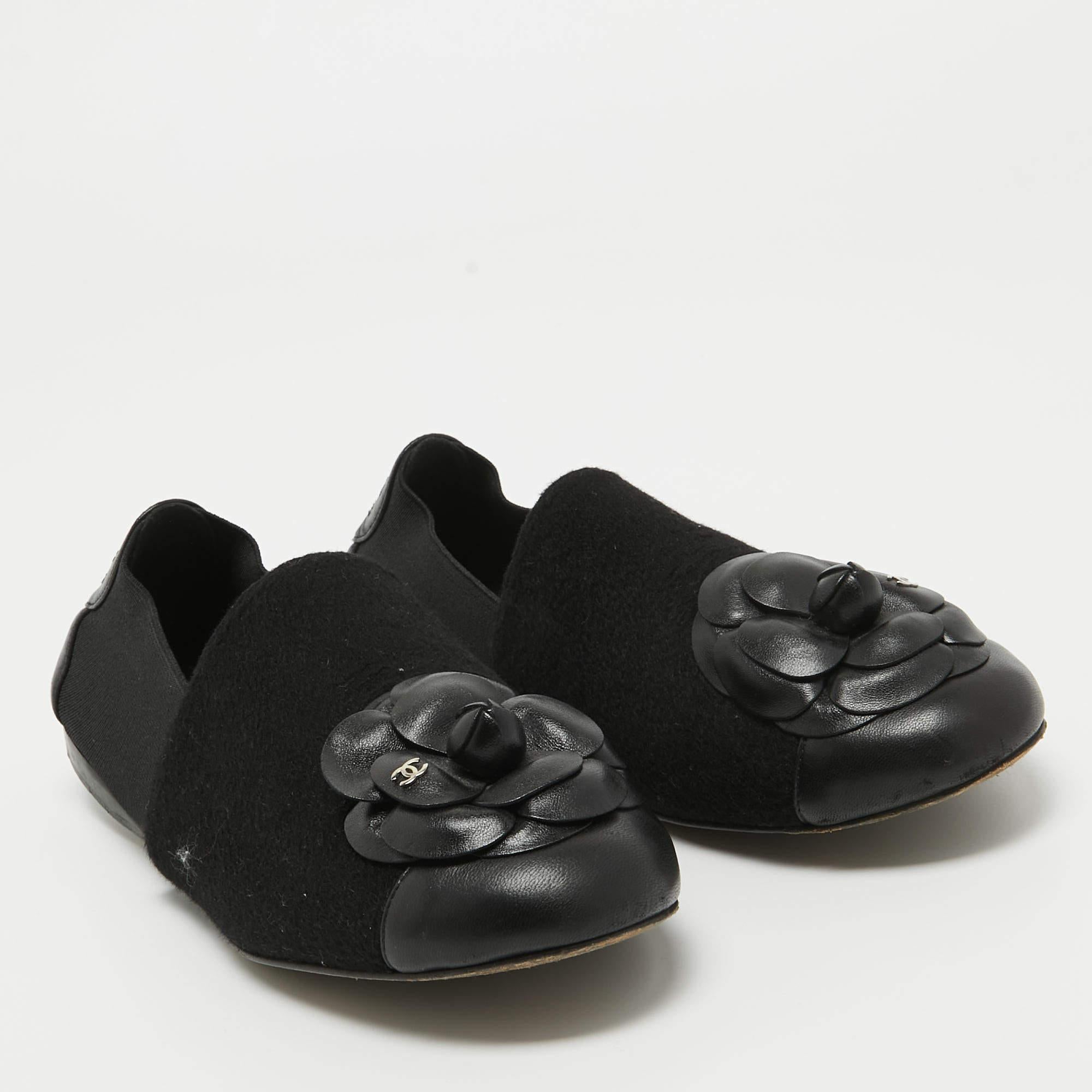 Chanel Schwarz Filz und Leder CC Kamelie Slip On Loafers Größe 40 im Zustand „Gut“ im Angebot in Dubai, Al Qouz 2