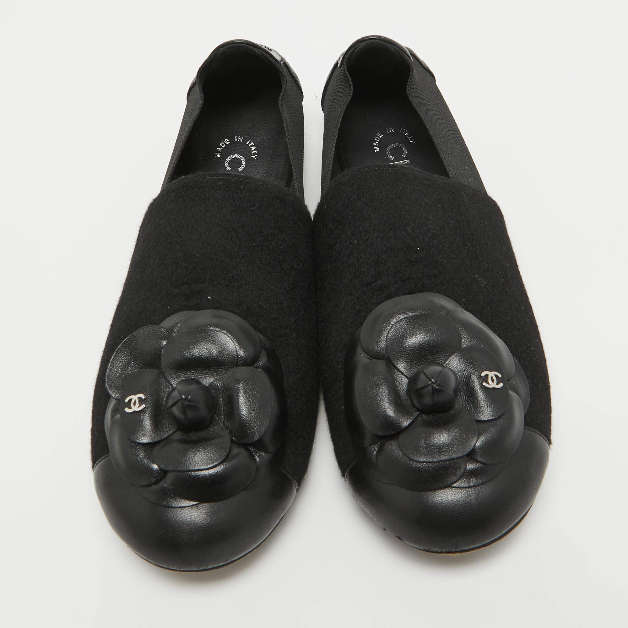 Women's Chanel Black Felt and Leather CC Camellia Slip On Loafers Size 40 For Sale