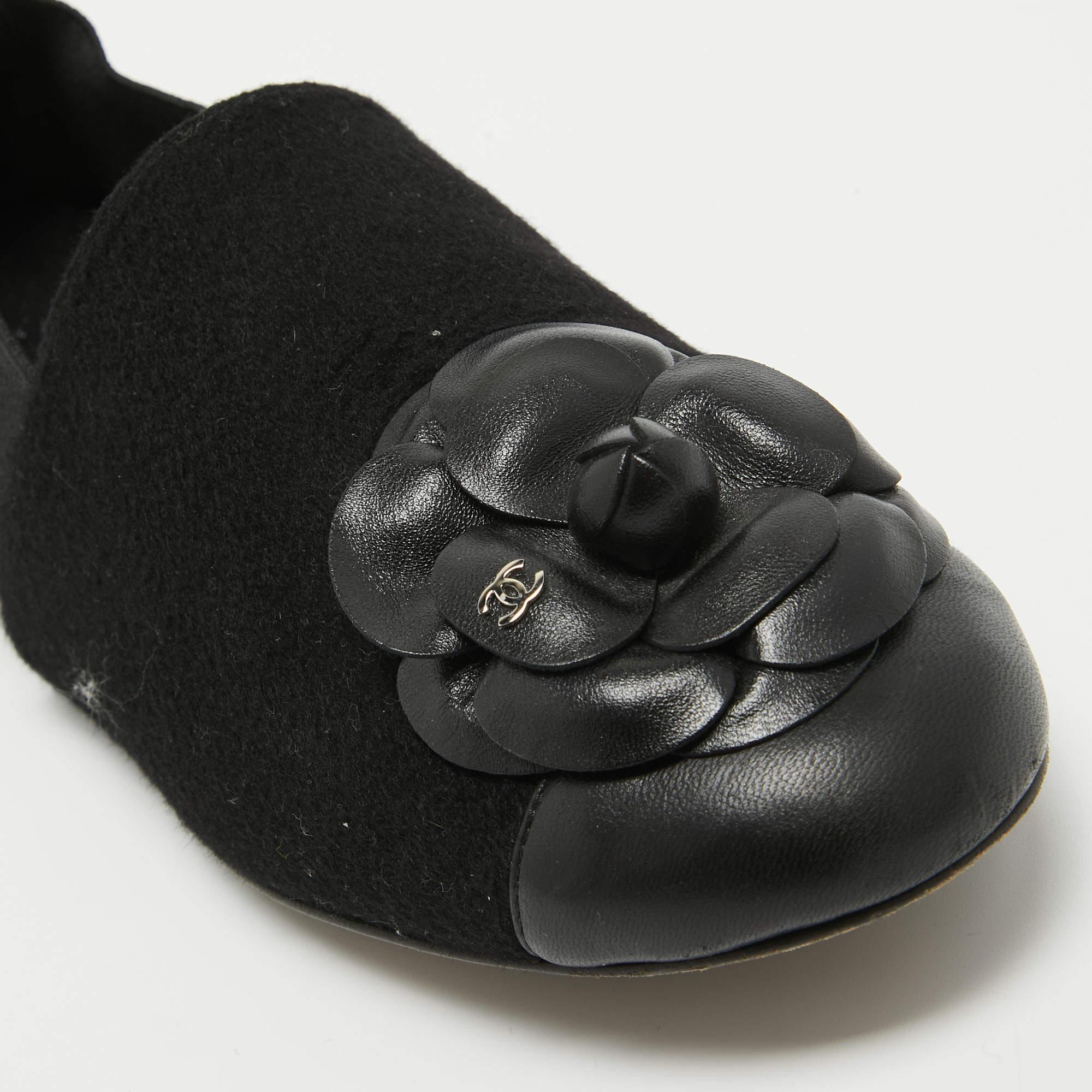 Chanel Black Felt and Leather CC Camellia Slip On Loafers Size 40 For Sale 3