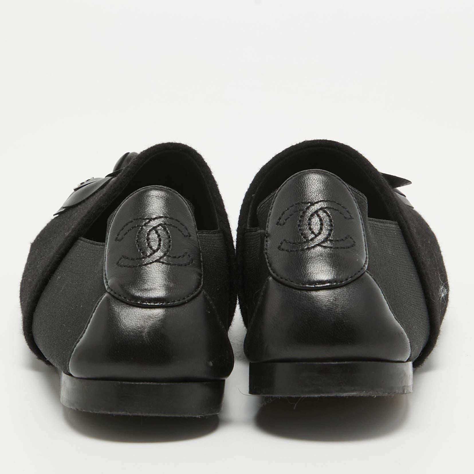 Chanel Black Felt and Leather CC Camellia Slip On Loafers Size 40 For Sale 4