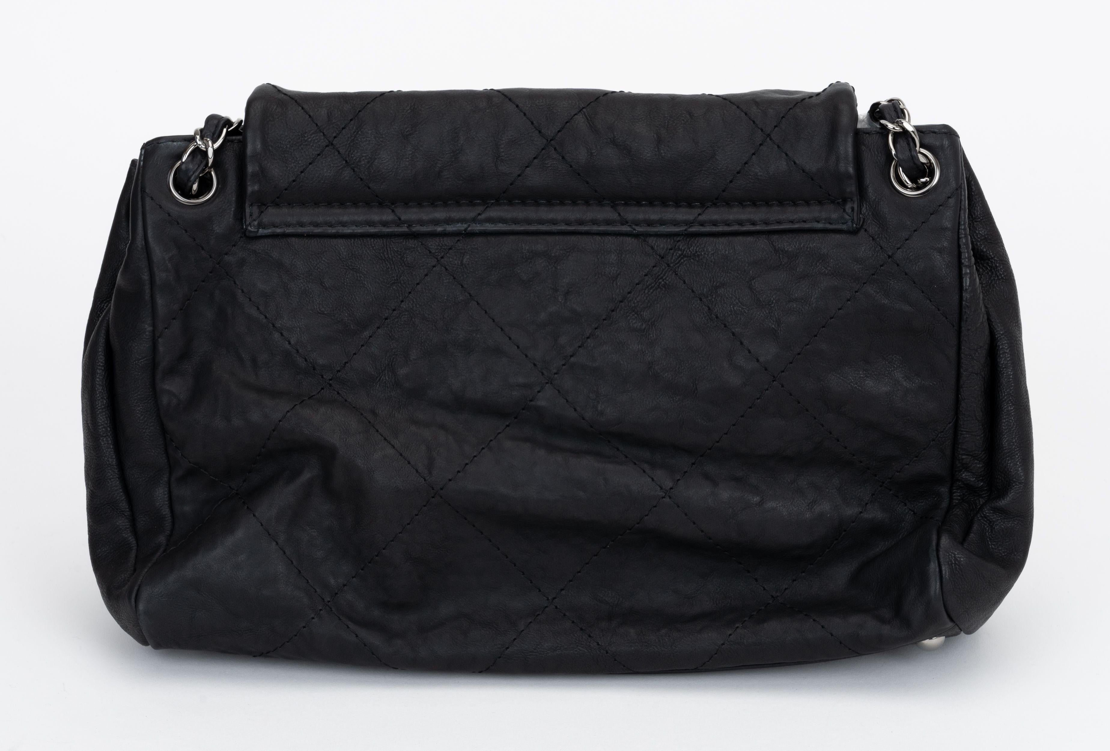 Chanel Black Flat Quilted Shoulder Bag In Excellent Condition For Sale In West Hollywood, CA