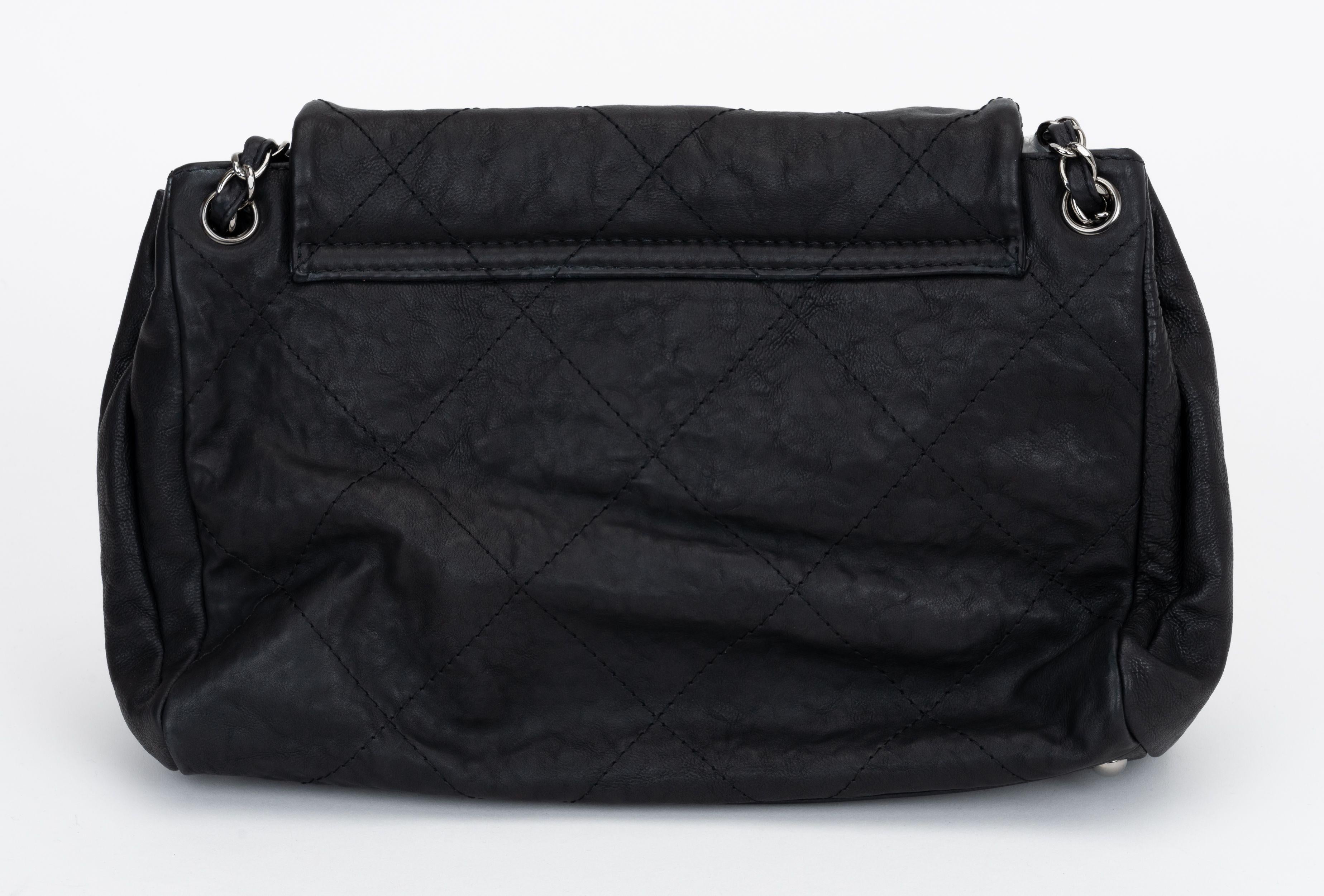 Chanel Bolso Plano Acolchado Negro en Excelente estado para la venta en West Hollywood, CA