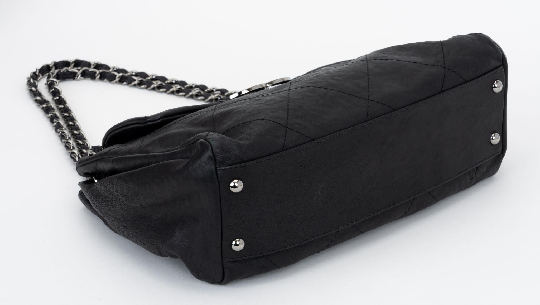 Women's Chanel Black Flat Quilted Shoulder Bag For Sale