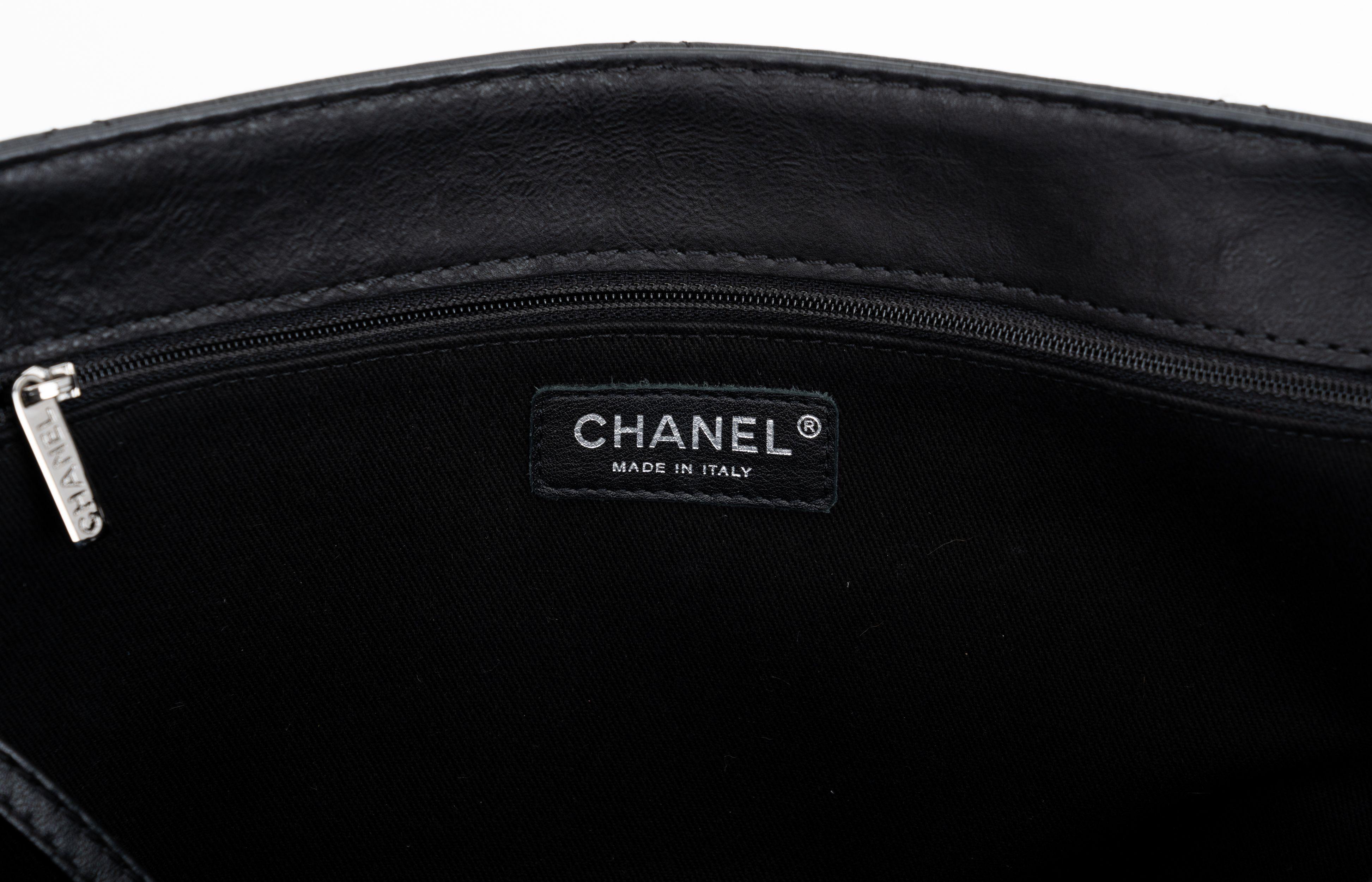 Chanel Black Flat Quilted Shoulder Bag For Sale 1