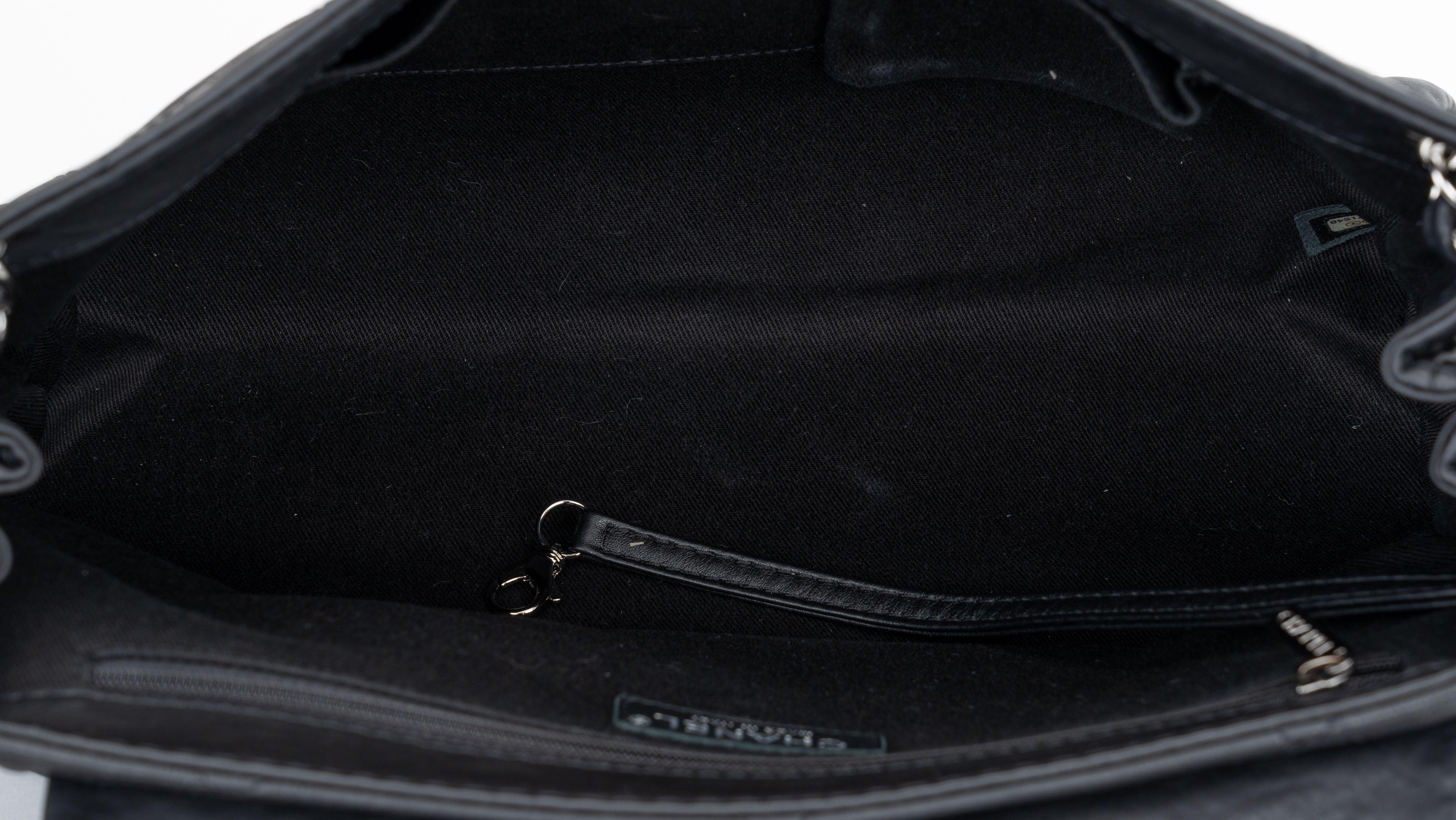 Chanel Black Flat Quilted Shoulder Bag For Sale 2