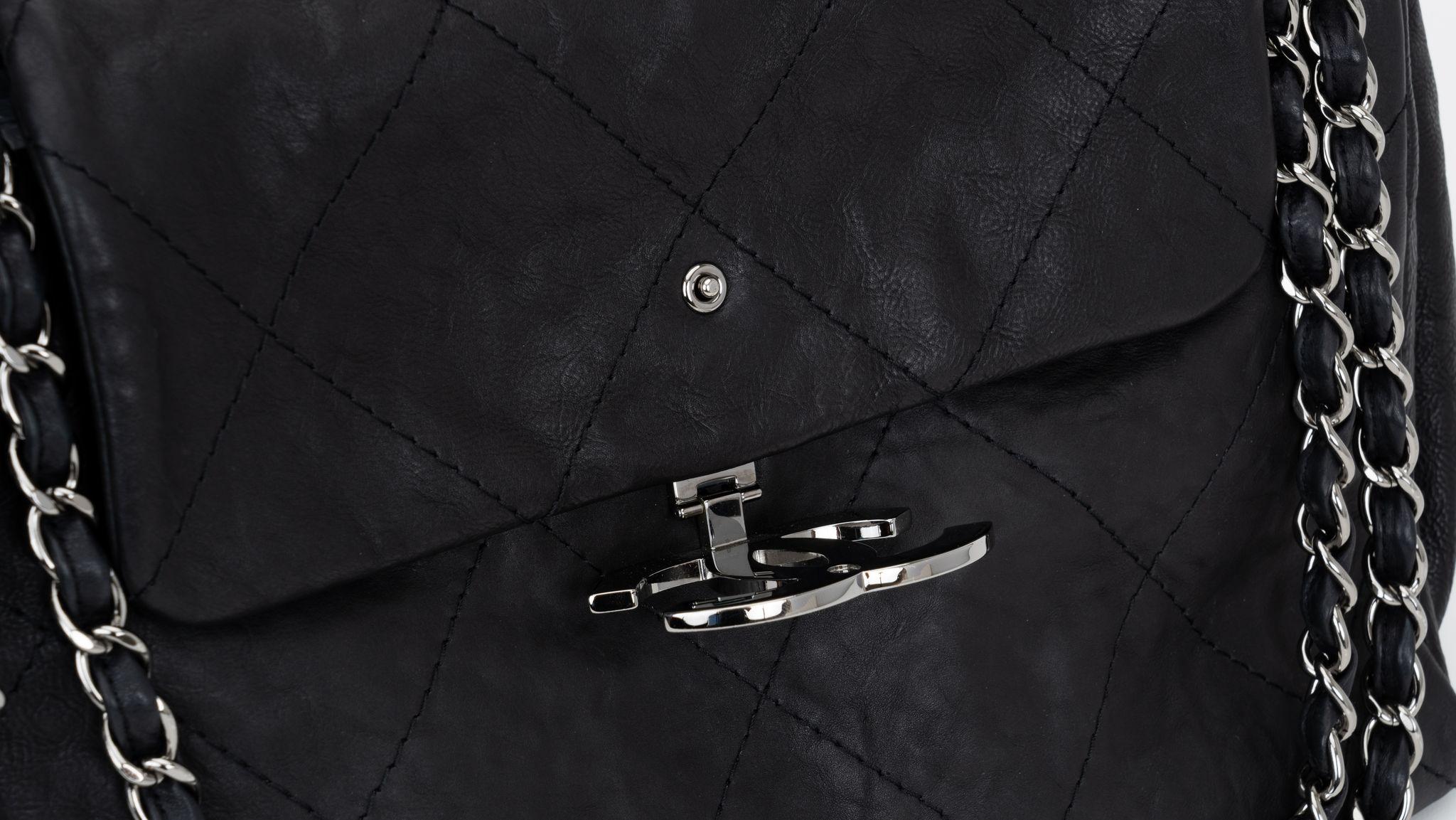 Chanel Black Flat Quilted Shoulder Bag For Sale 3